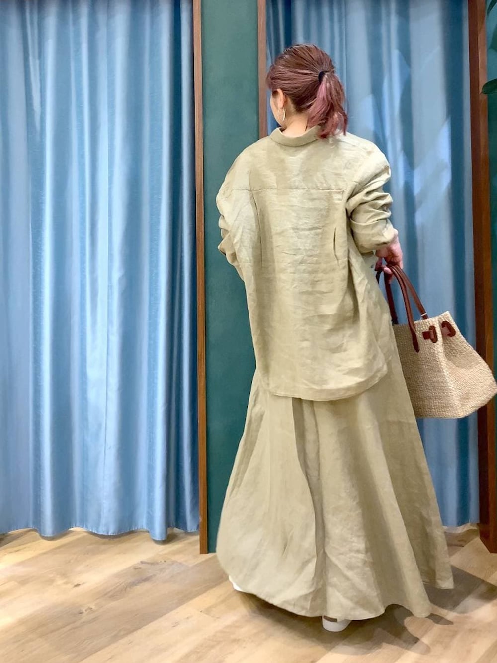 ベージュ系のシャツ/ブラウス、ブラウン系のスニーカー、ベージュ系のスカートを着用したレディースの春コーディネートの9枚目の写真