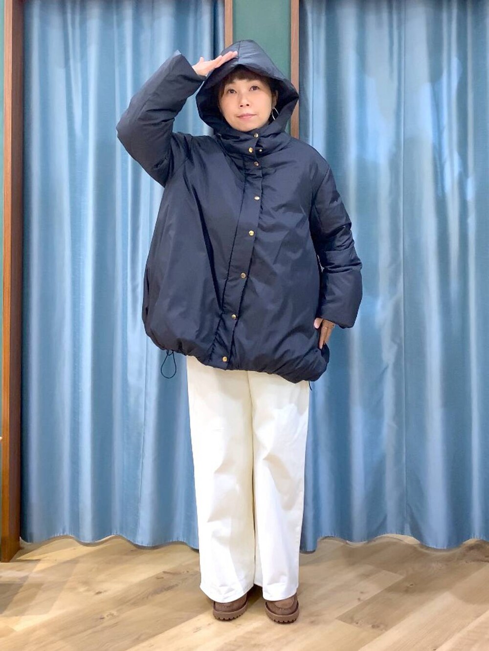 ブルー系のシャツ/ブラウス、ブラック系のダウンジャケット/コート、ブラウン系のローファーを着用したレディースの秋コーディネートの5枚目の写真