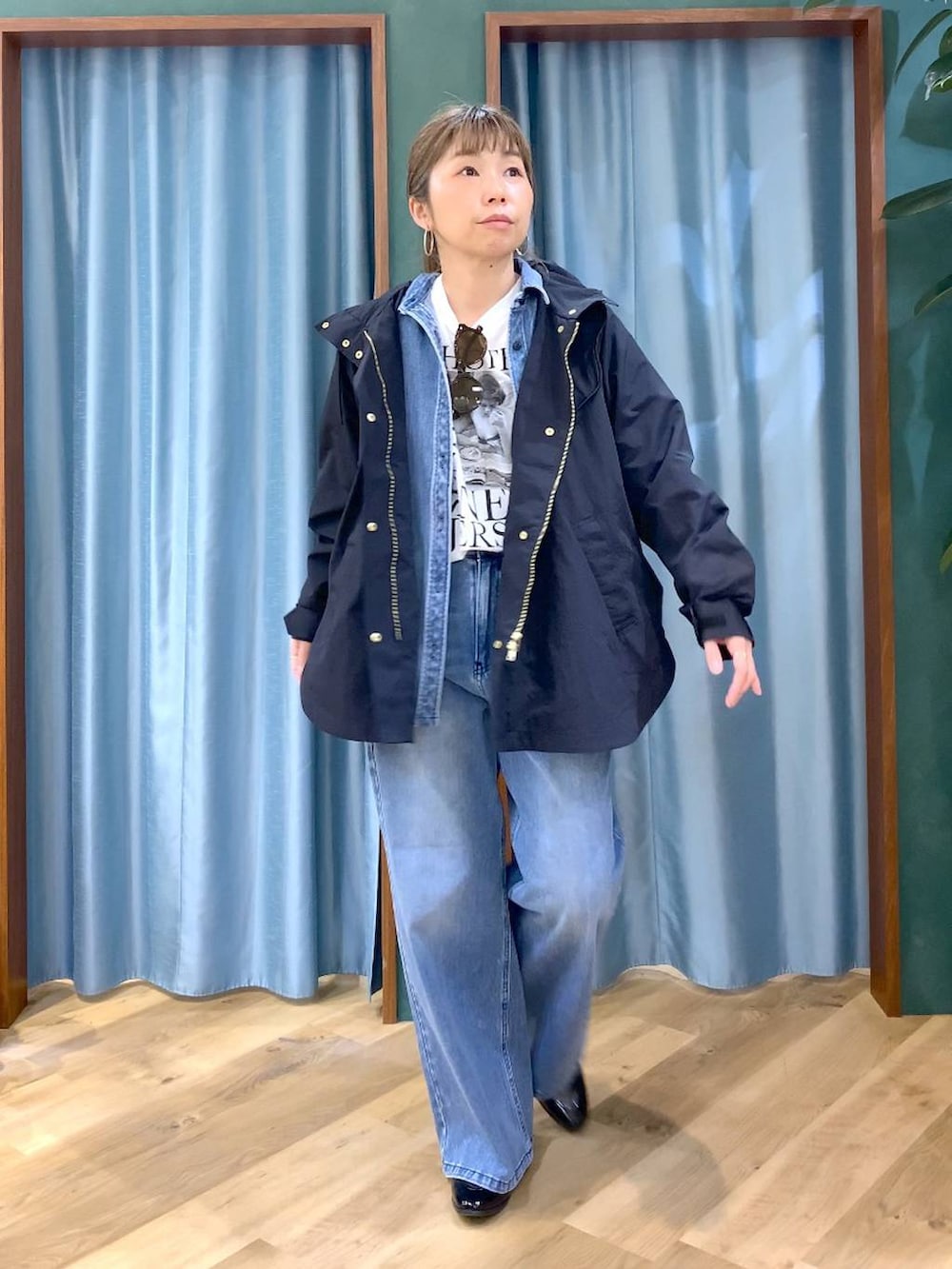 ブルー系のシャツ/ブラウス、ブルー系のデニムパンツ、ブラック系のローファーを着用したレディースの春コーディネートの3枚目の写真