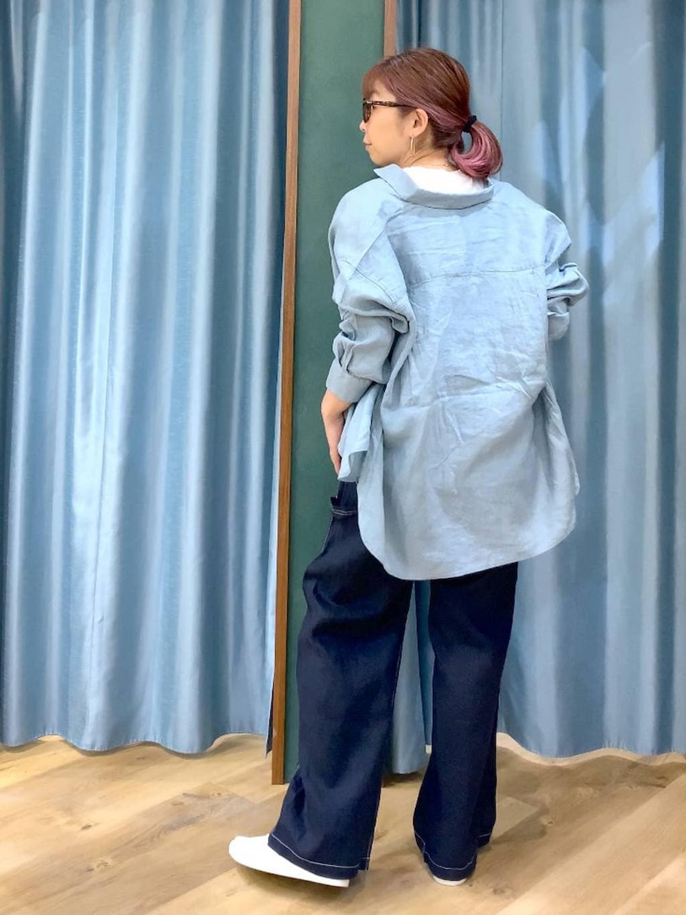 グリーン系のシャツ/ブラウス、ブルー系のその他パンツ、ホワイト系のTシャツ/カットソーを着用したレディースの春コーディネートの7枚目の写真