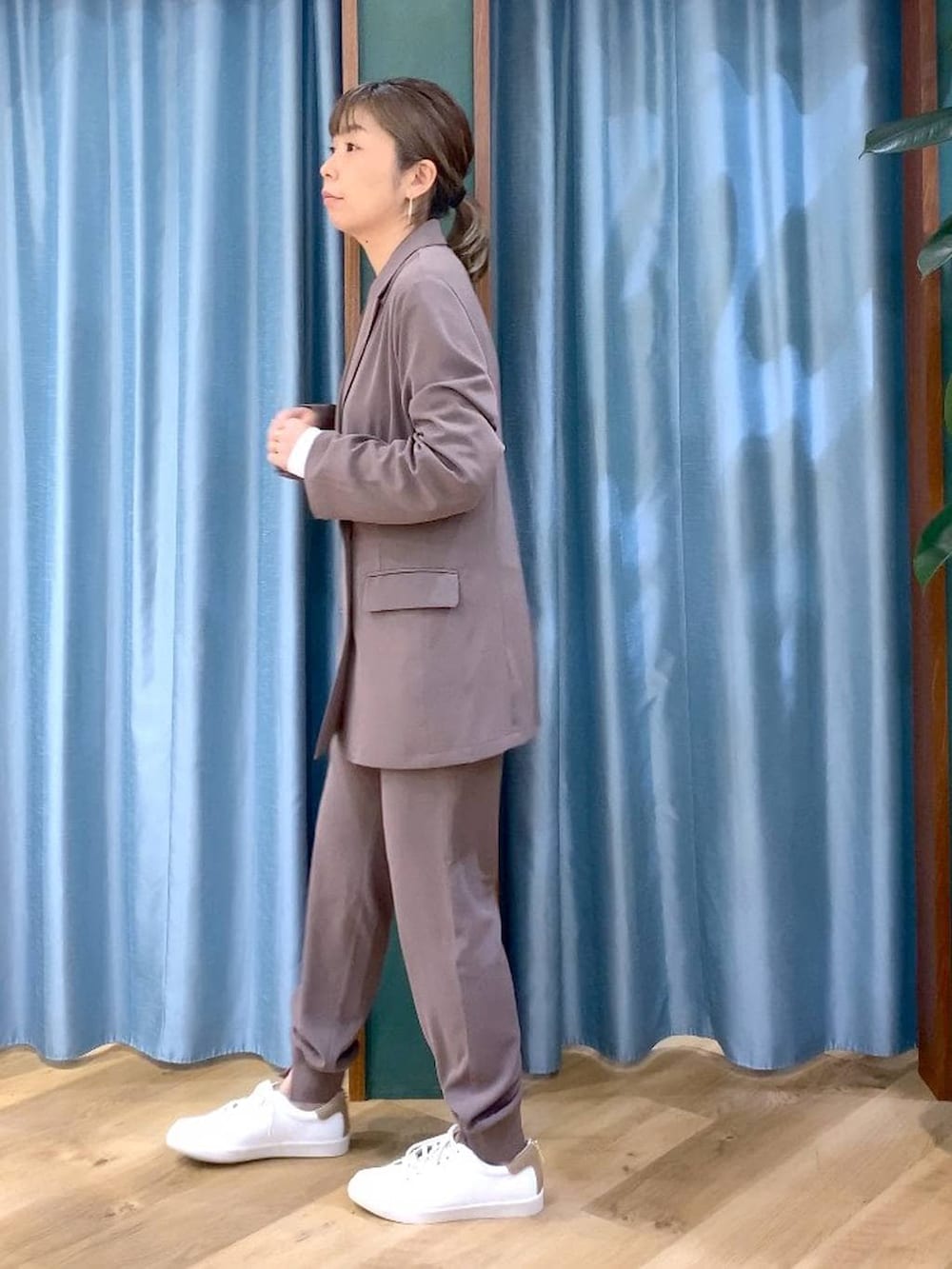 ホワイト系のTシャツ/カットソー、グリーン系のテーラードジャケット、グリーン系のその他パンツを着用したレディースの冬コーディネートの4枚目の写真