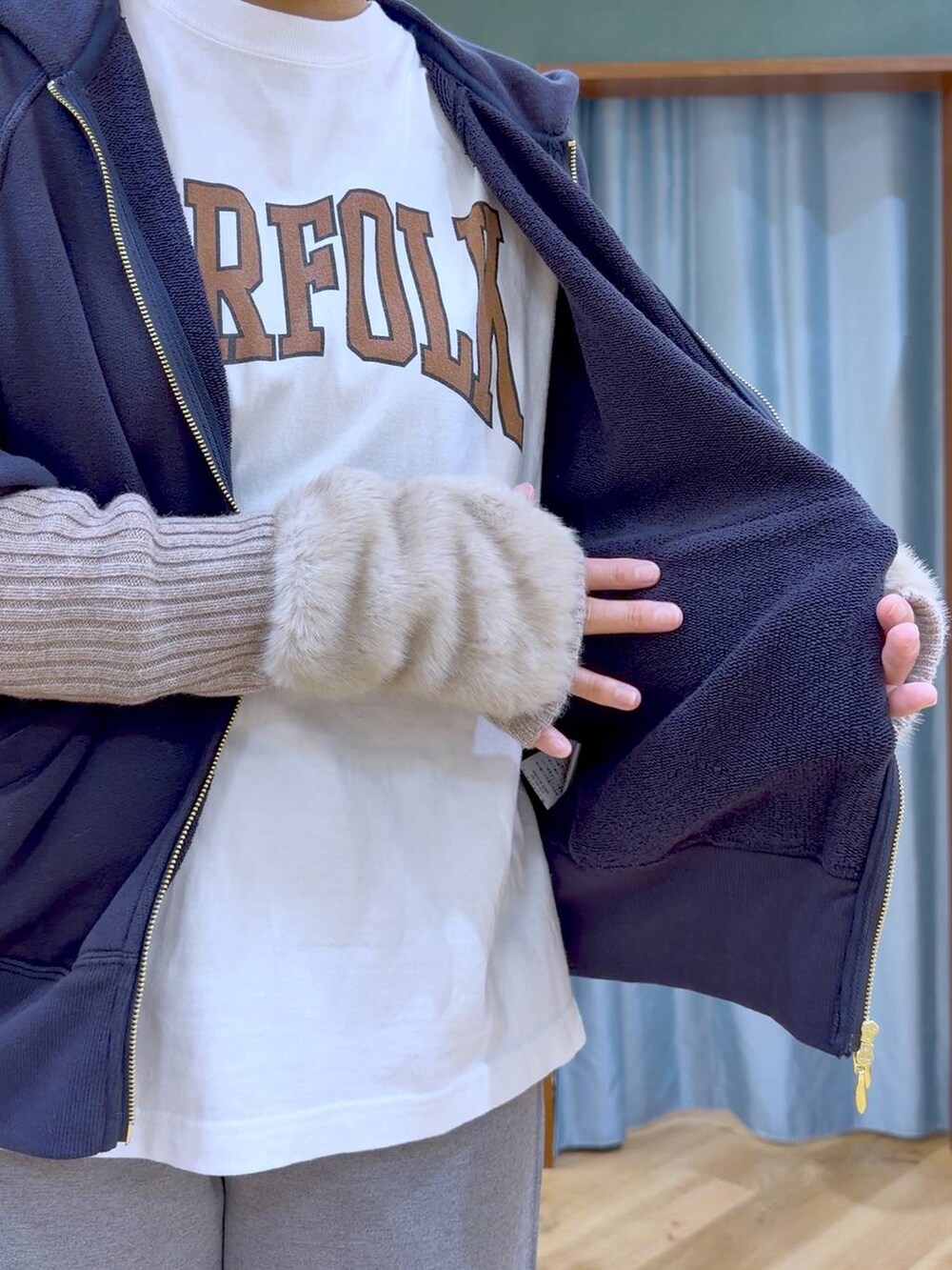 ブラウン系のその他シューズ、ホワイト系のTシャツ/カットソー、グレー系のその他パンツを着用したレディースの秋コーディネートの6枚目の写真
