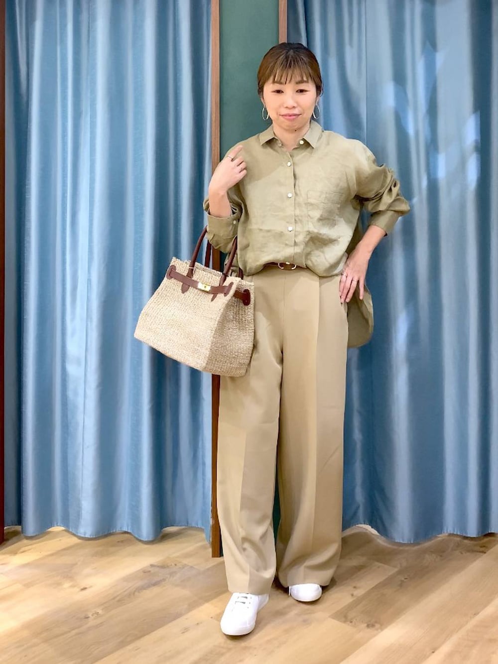 ベージュ系のシャツ/ブラウス、ブラウン系のスニーカー、ベージュ系のかごバッグを着用したレディースの春コーディネートの3枚目の写真