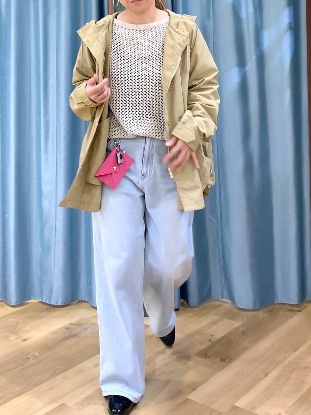 ベージュ系のニット/セーター、ブルー系のデニムパンツ、ブラック系のローファーを着用したレディースの春コーディネートの6枚目の写真