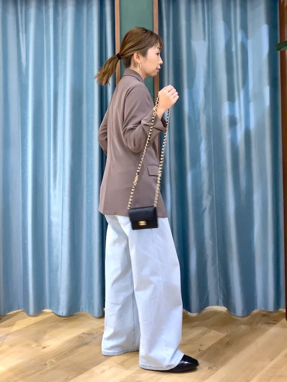 ホワイト系のその他トップス、ブルー系のデニムパンツ、グリーン系のテーラードジャケットを着用したレディースの冬コーディネートの9枚目の写真