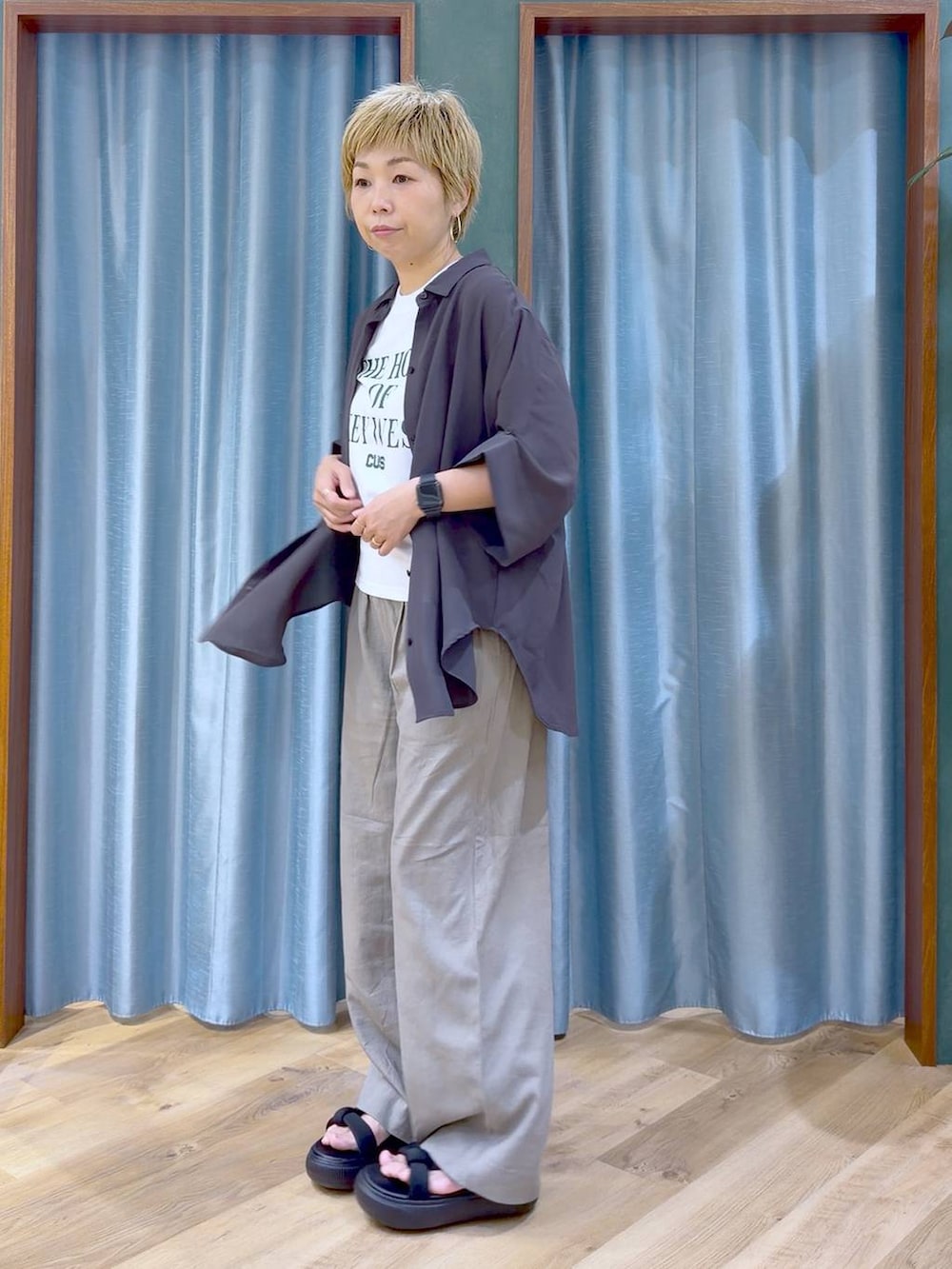 グレー系のシャツ/ブラウス、ホワイト系のTシャツ/カットソー、ブラウン系のその他パンツを着用したレディースの夏コーディネートの6枚目の写真