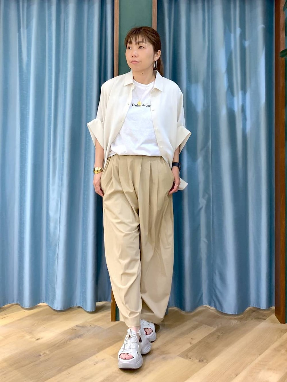 ホワイト系のシャツ/ブラウス、ベージュ系のその他パンツ、ホワイト系のTシャツ/カットソーを着用したレディースの春コーディネートの2枚目の写真