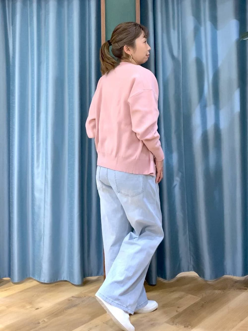 グレー系のカーディガン/ボレロ、ベージュ系のバックパック/リュック、ブラウン系のスニーカーを着用したレディースの冬コーディネートの5枚目の写真