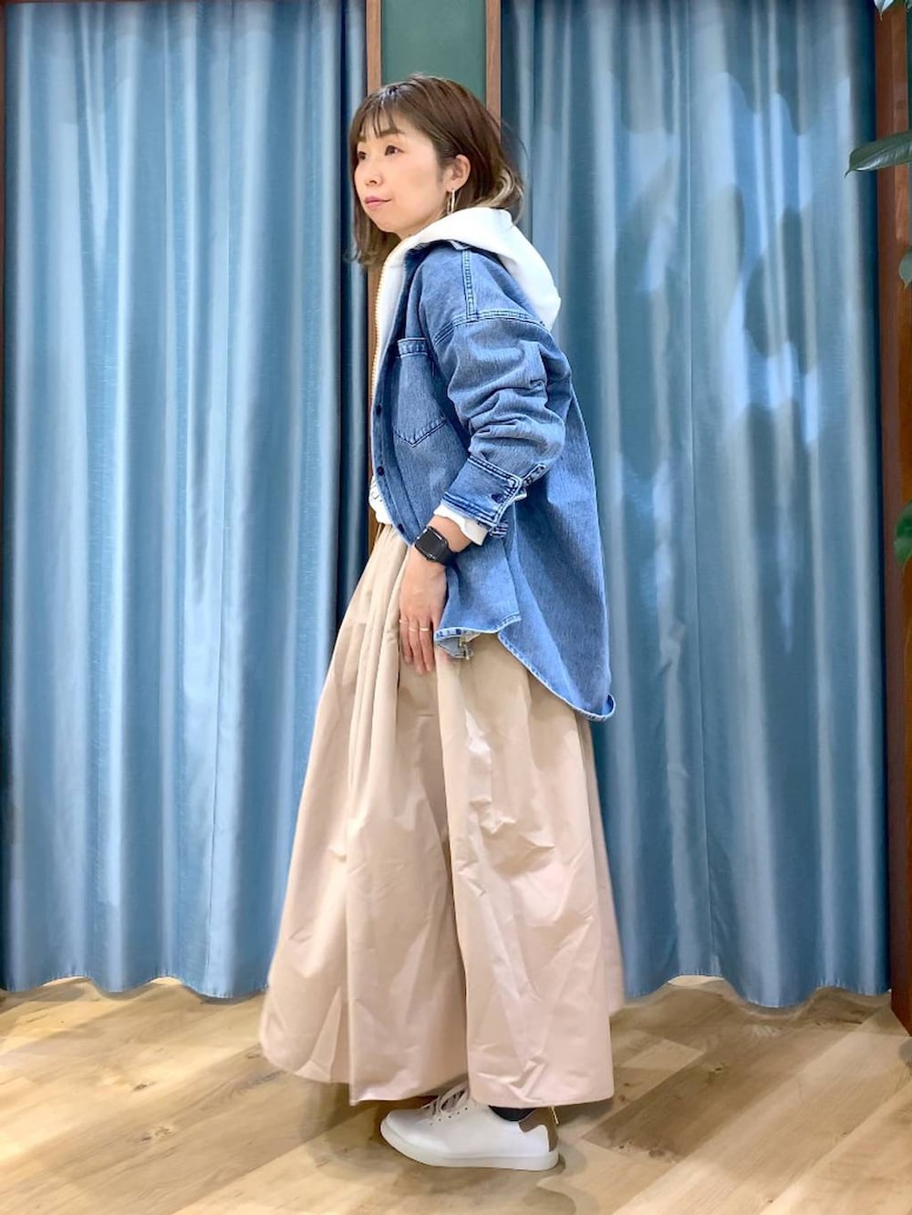 ブルー系のシャツ/ブラウス、ベージュ系のスカート、ホワイト系のTシャツ/カットソーを着用したレディースの冬コーディネートの3枚目の写真