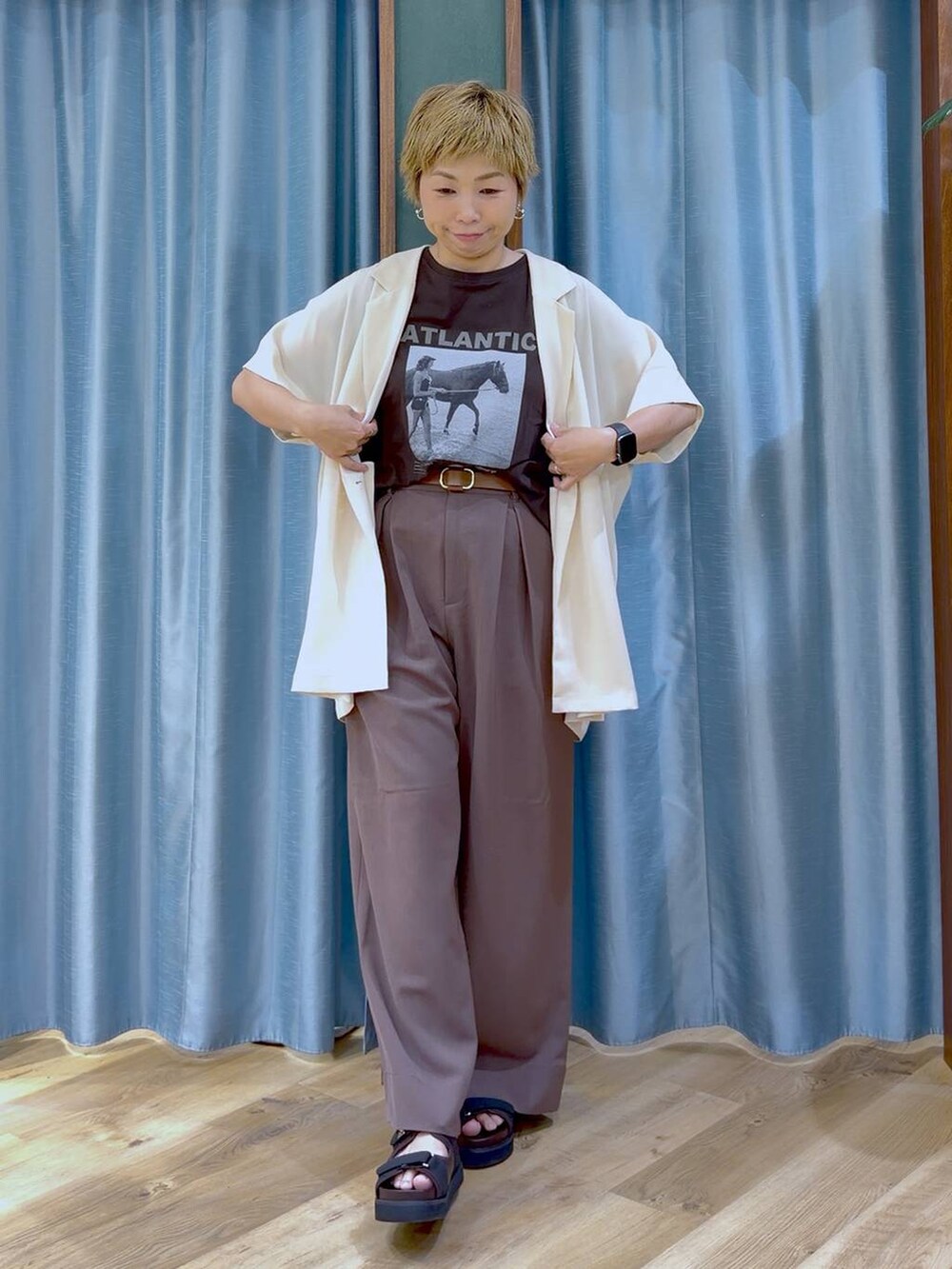 ブラウン系のTシャツ/カットソー、ブラウン系のサンダル、ホワイト系のテーラードジャケットを着用したレディースの夏コーディネートの4枚目の写真