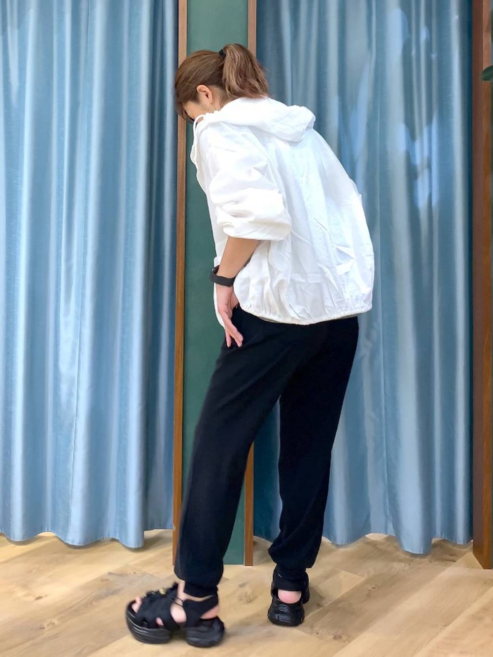 ホワイト系のブルゾン、グレー系のTシャツ/カットソー、ブラック系のサンダルを着用したレディースの春コーディネートの4枚目の写真