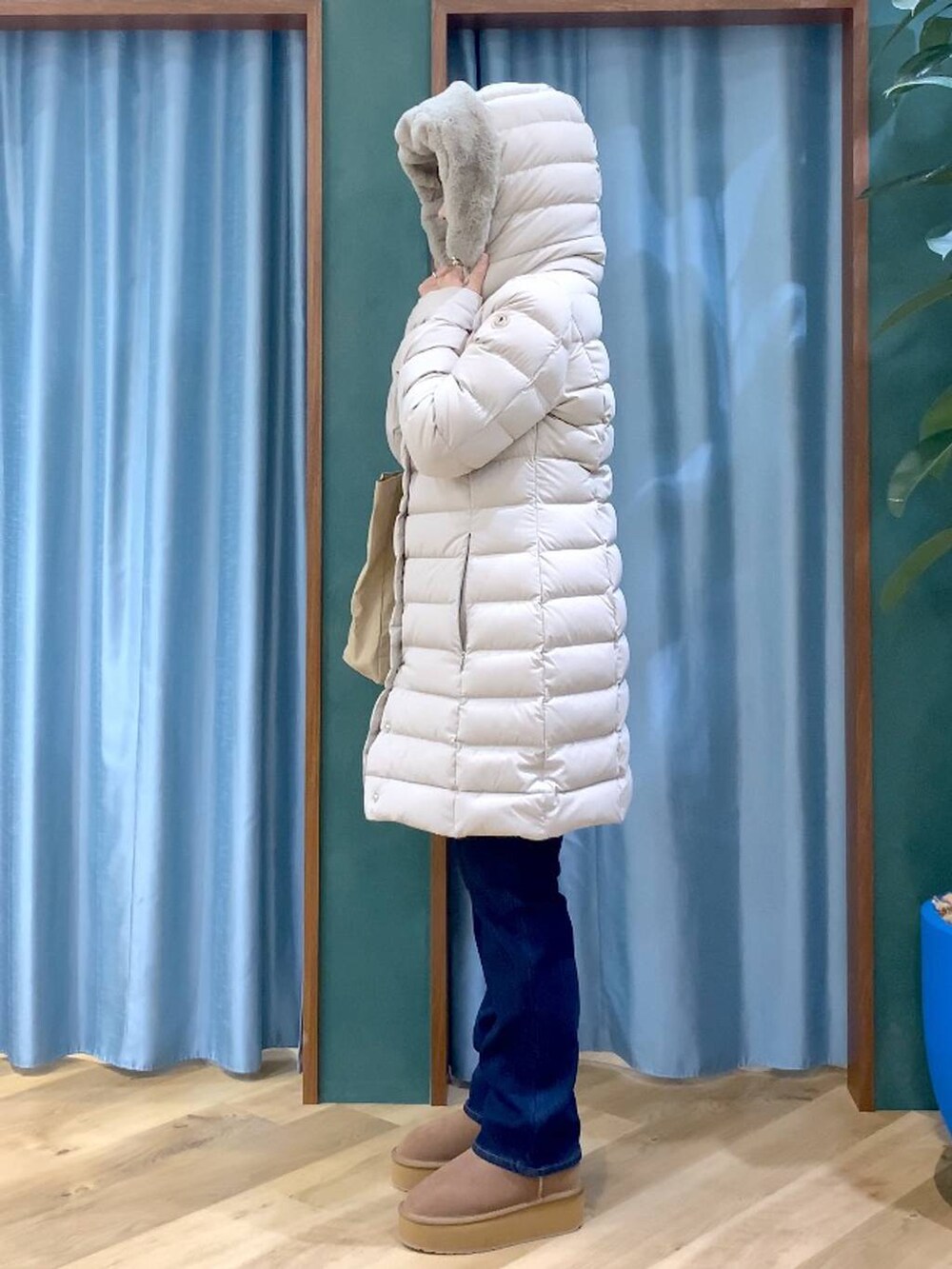 ベージュ系のトートバッグ、ブルー系のシャツ/ブラウス、ブルー系のデニムパンツを着用したレディースの秋コーディネートの7枚目の写真