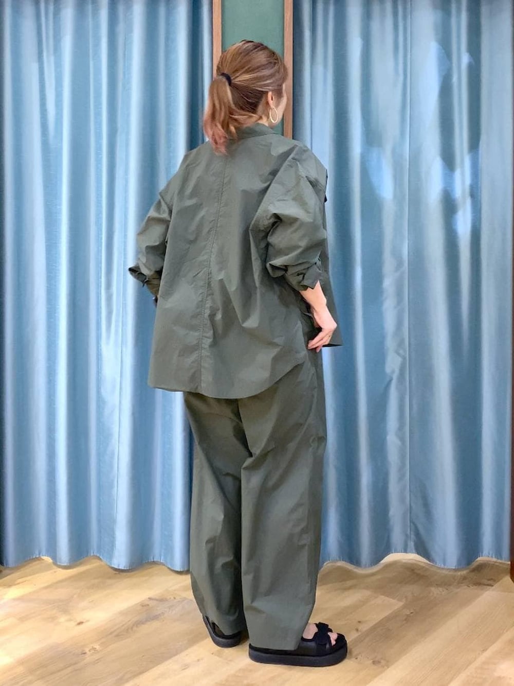 グリーン系のシャツ/ブラウス、ホワイト系のTシャツ/カットソー、グリーン系のその他パンツを着用したレディースの春コーディネートの7枚目の写真