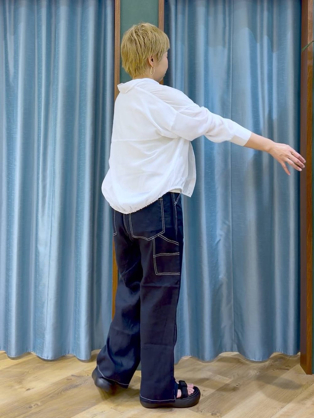 ブルー系のその他パンツ、ベージュ系のTシャツ/カットソー、ホワイト系のシャツ/ブラウスを着用したレディースの夏コーディネートの4枚目の写真