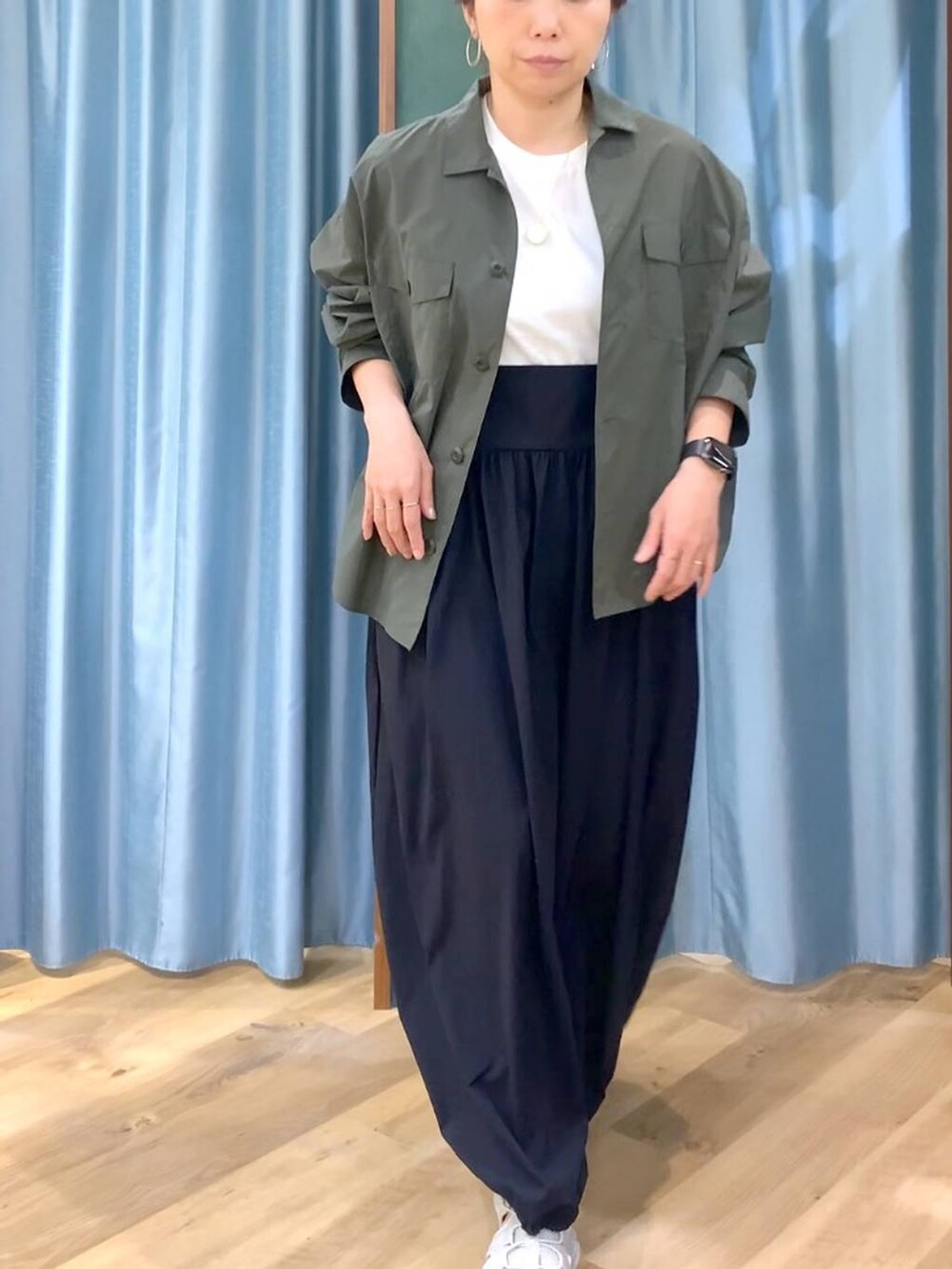 ホワイト系のTシャツ/カットソー、グリーン系のシャツ/ブラウス、グレー系のサンダルを着用したレディースの春コーディネートの9枚目の写真