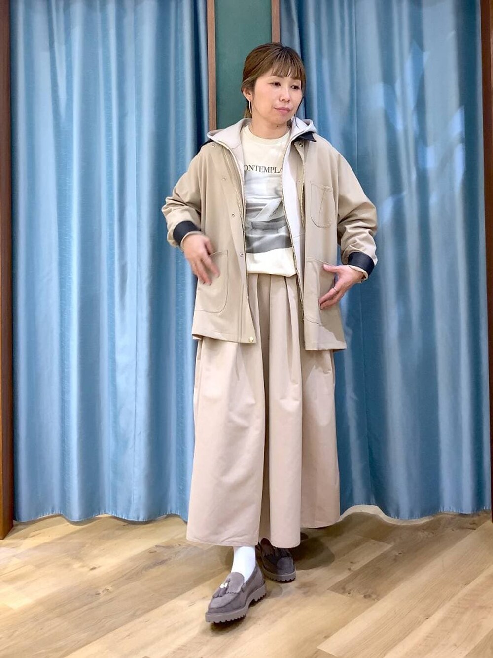 グレー系のローファー、ベージュ系のパーカー、ベージュ系のTシャツ/カットソーを着用したレディースの春コーディネートの2枚目の写真