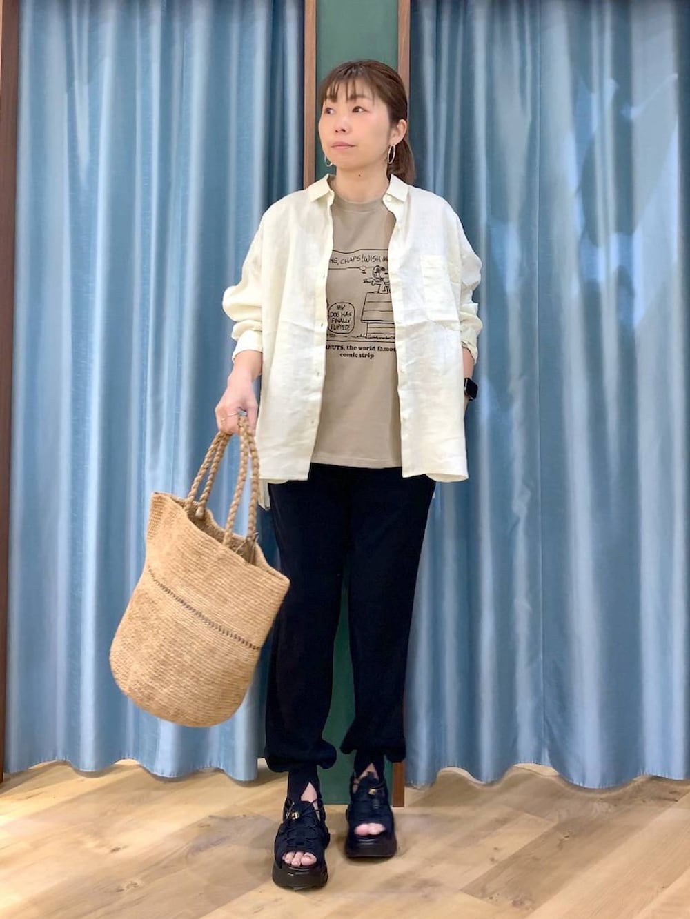 イエロー系のシャツ/ブラウス、ベージュ系のTシャツ/カットソー、ブラック系のサンダルを着用したレディースの春コーディネートの5枚目の写真