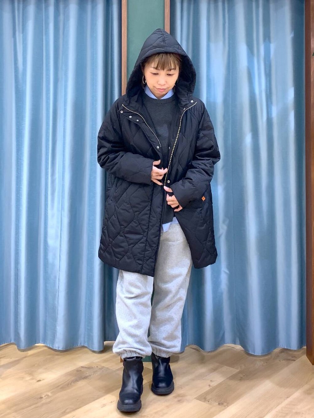 ブルー系のシャツ/ブラウス、ブラック系のブルゾン、グレー系のスウェットパンツを着用したレディースの冬コーディネートの6枚目の写真