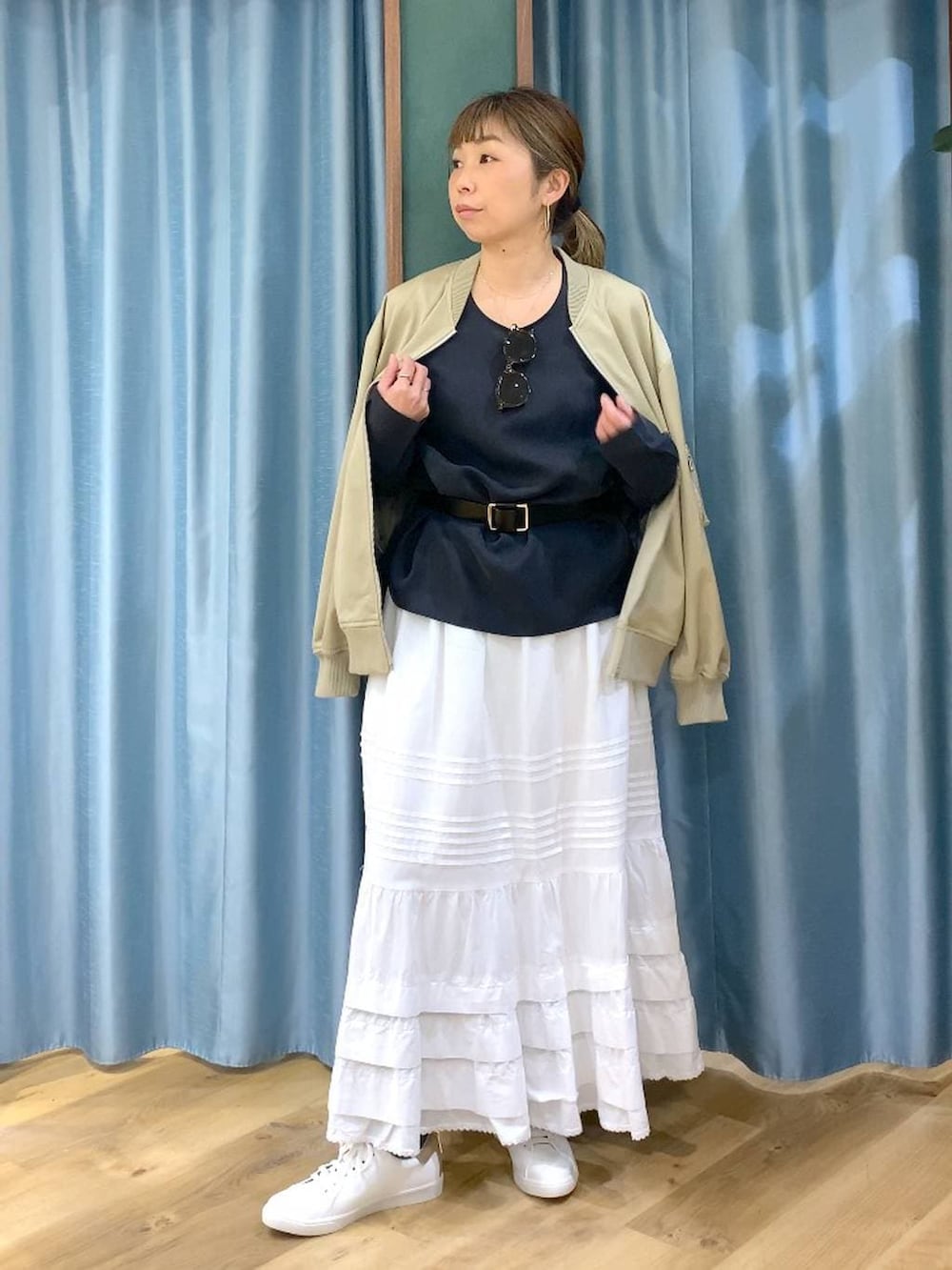 ベージュ系のMA-1、グレー系のシャツ/ブラウス、ホワイト系のスカートを着用したレディースの冬コーディネートの3枚目の写真