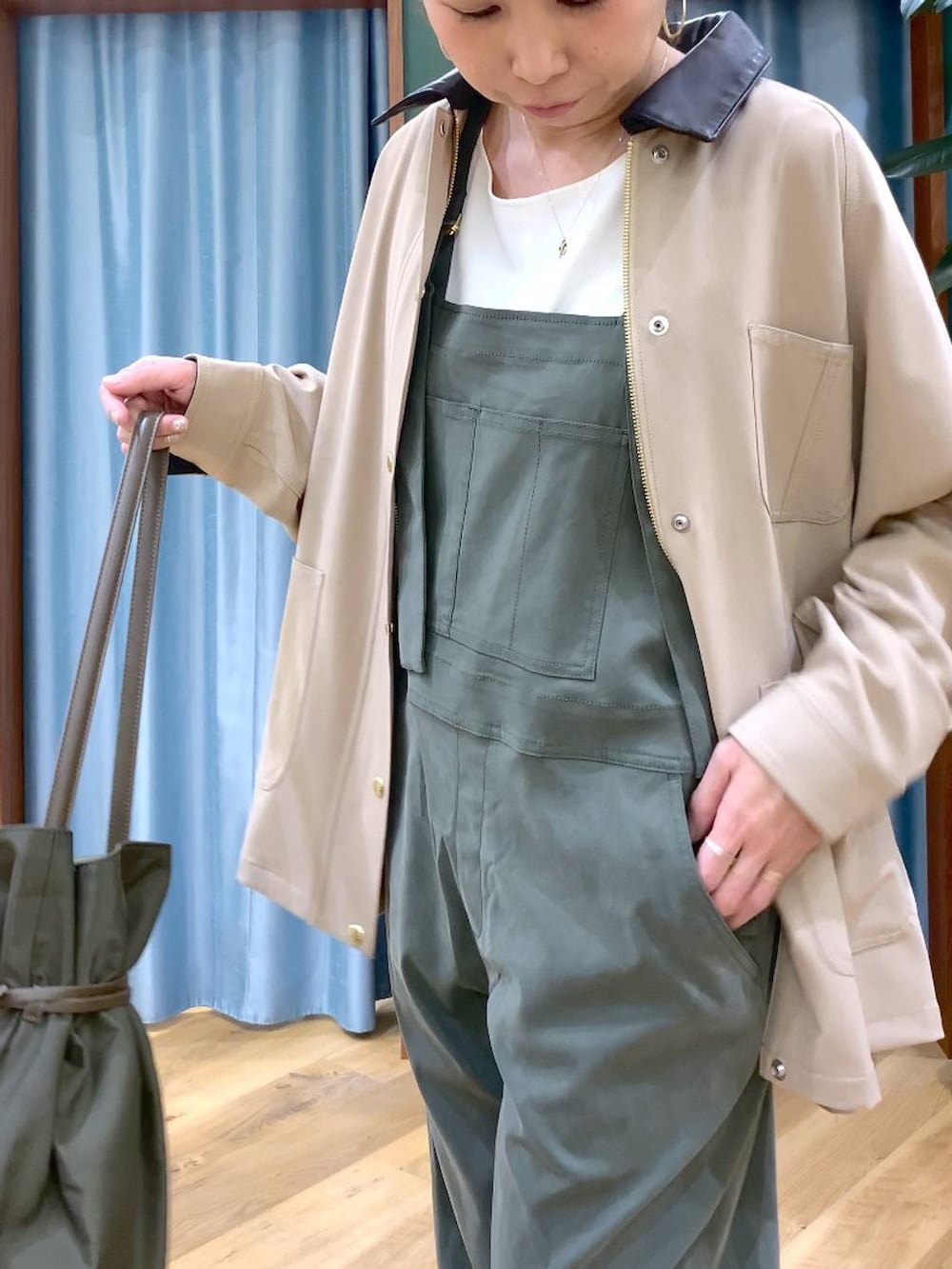 グリーン系のサロペット/オーバーオール、ベージュ系のカバーオール、ホワイト系のTシャツ/カットソーを着用したレディースの冬コーディネートの8枚目の写真