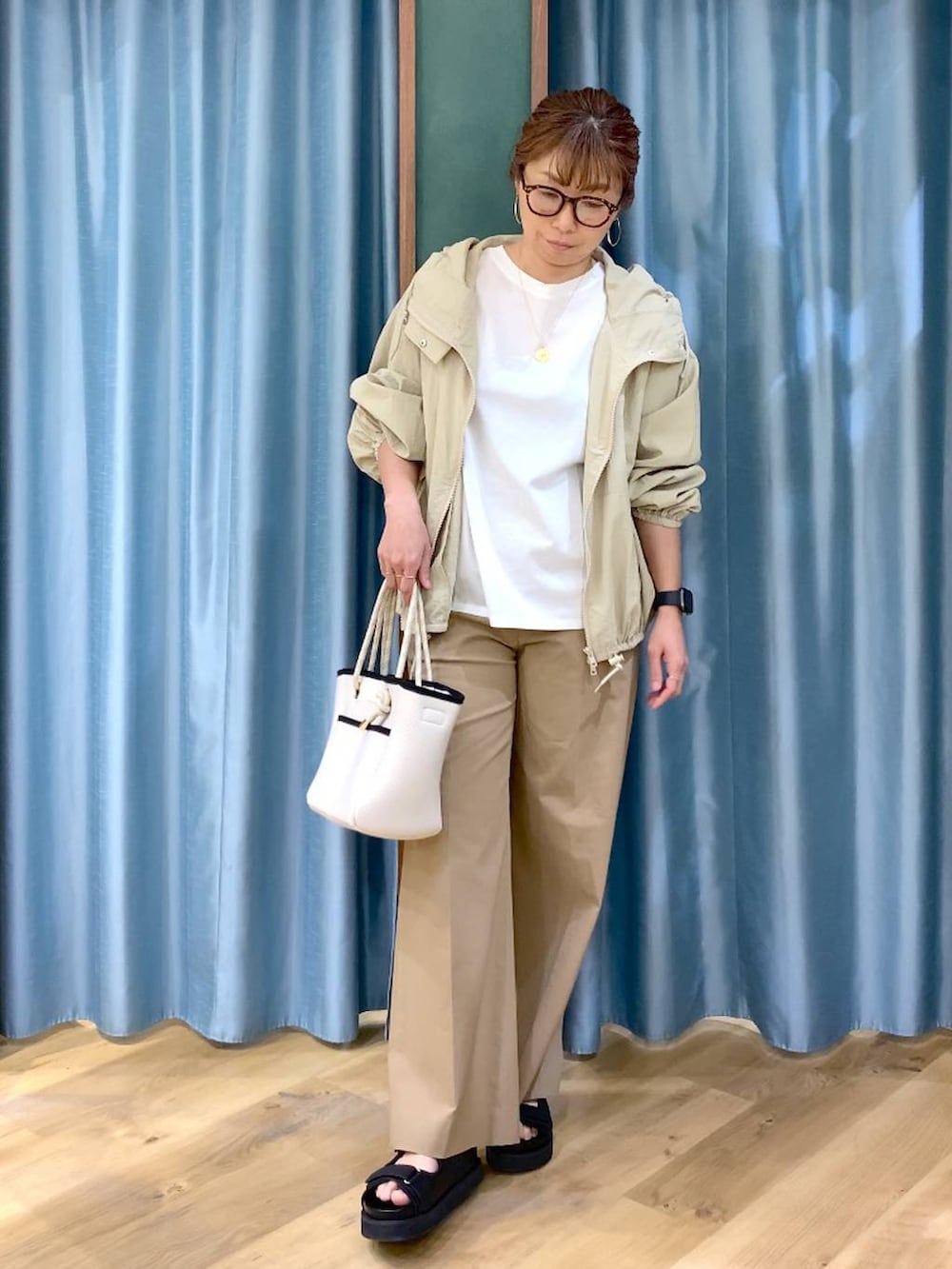 ホワイト系のTシャツ/カットソー、ベージュ系のその他パンツ、ベージュ系のブルゾンを着用したレディースの春コーディネートの2枚目の写真