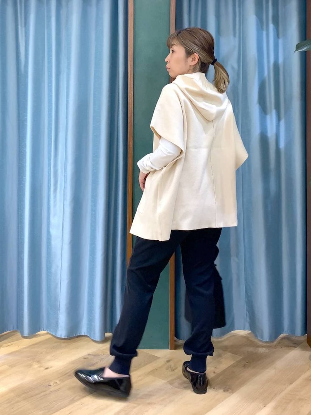 ホワイト系のベスト、ホワイト系のTシャツ/カットソー、ブラック系のその他パンツを着用したレディースの冬コーディネートの6枚目の写真