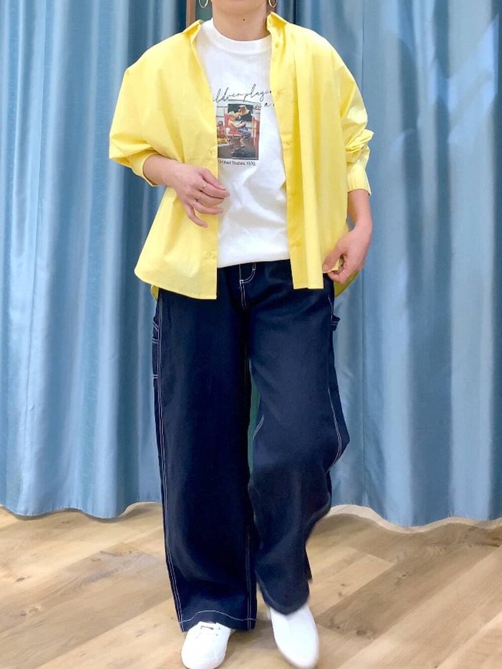 イエロー系のシャツ/ブラウス、ブルー系のその他パンツ、ホワイト系のTシャツ/カットソーを着用したレディースの春コーディネートの7枚目の写真