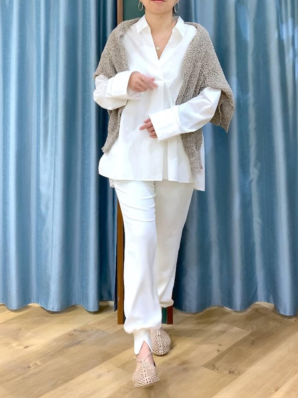 ブラウン系のカーディガン/ボレロ、ホワイト系のシャツ/ブラウス、ホワイト系のその他パンツを着用したレディースの春コーディネートの6枚目の写真