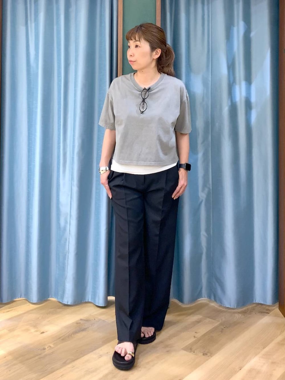 ホワイト系のタンクトップ、グレー系のTシャツ/カットソー、ブラック系のその他パンツを着用したレディースの春コーディネートの4枚目の写真