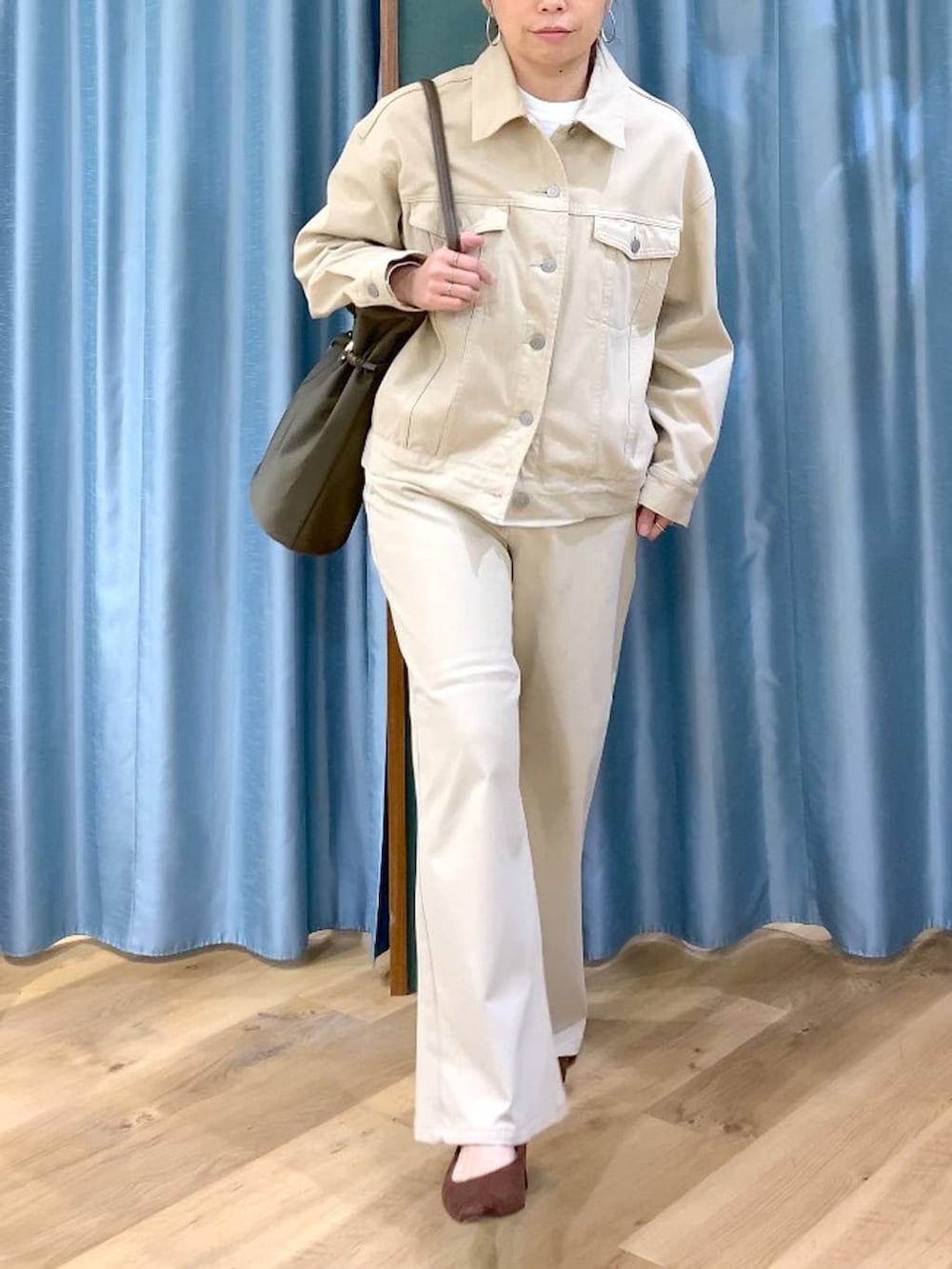 ブラウン系のパンプス、ベージュ系のデニムパンツ、ベージュ系のデニムジャケットを着用したレディースの春コーディネートの8枚目の写真