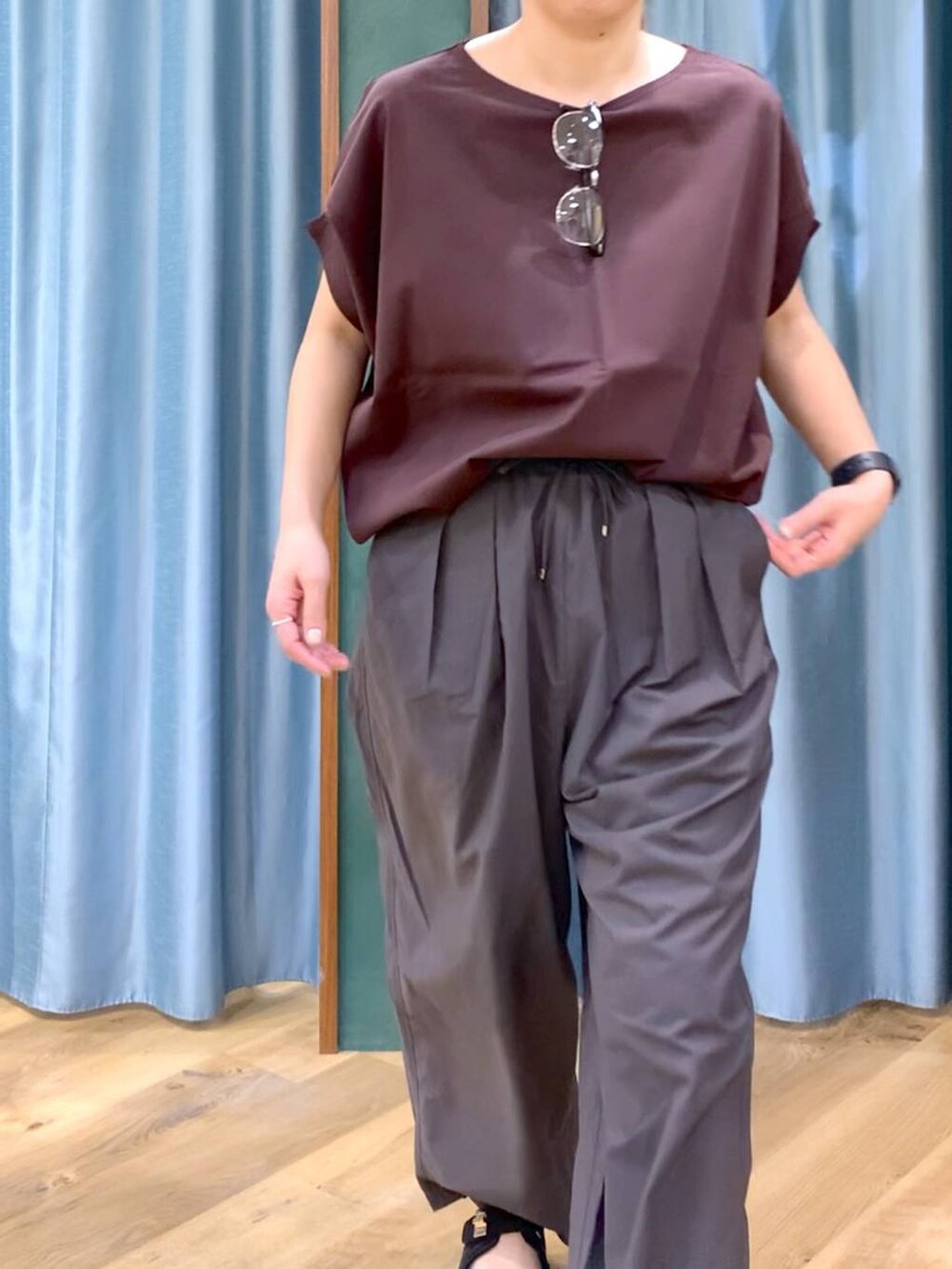 グレー系のその他パンツ、ブラウン系のTシャツ/カットソー、ブラック系のサンダルを着用したレディースの春コーディネートの8枚目の写真