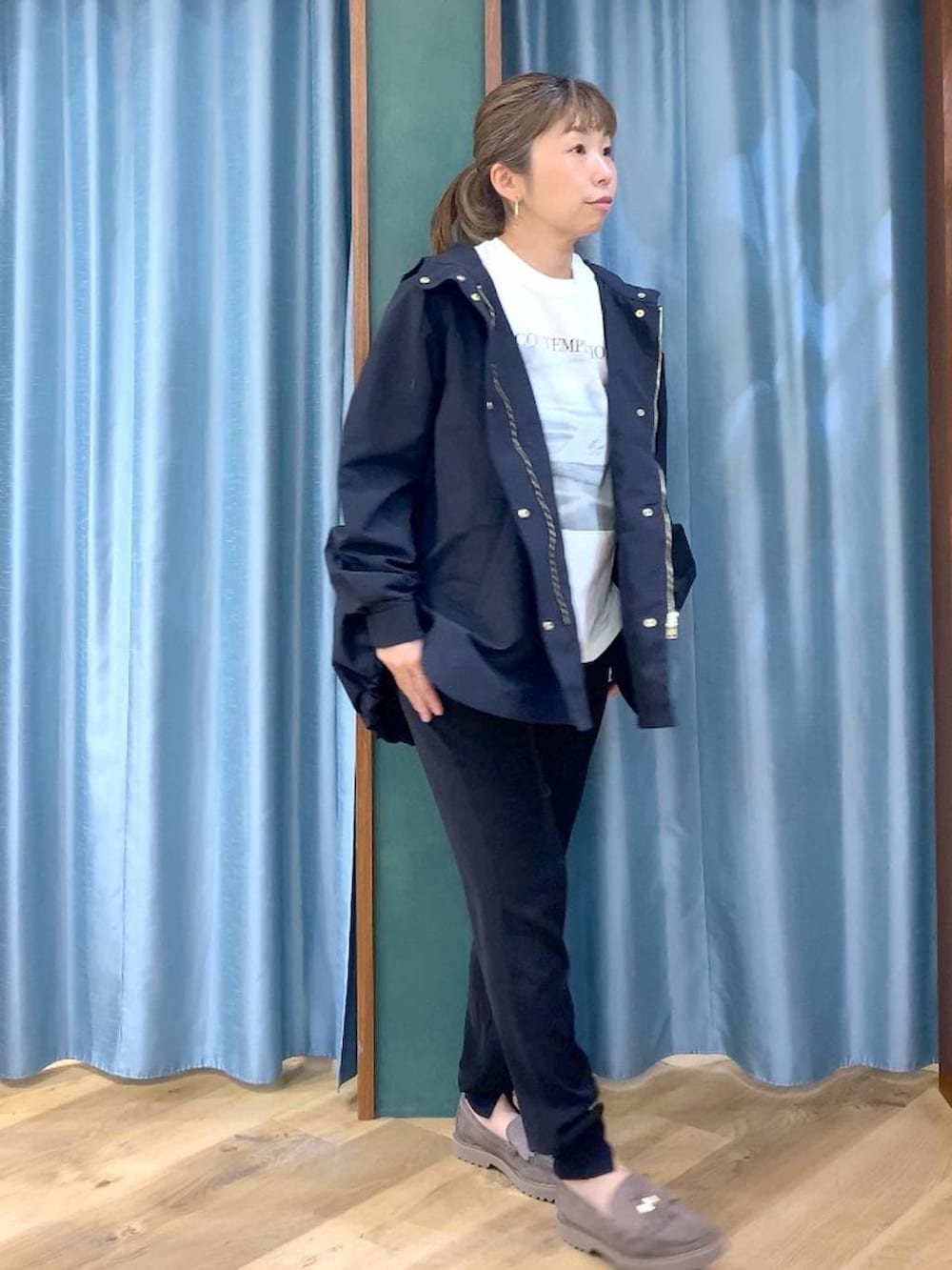 グレー系のローファー、ホワイト系のTシャツ/カットソー、ブラック系のマウンテンパーカーを着用したレディースの春コーディネートの3枚目の写真