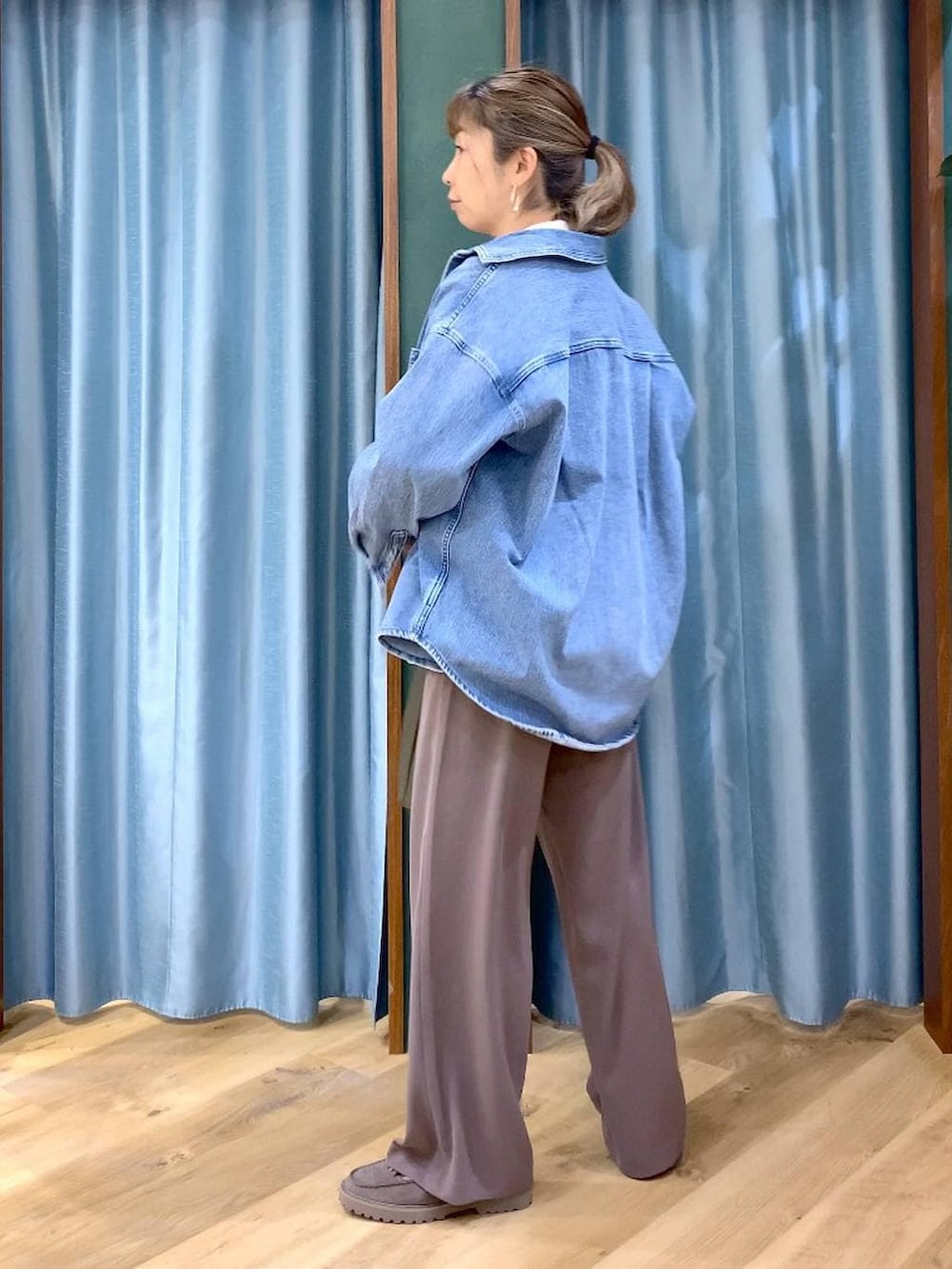 グリーン系のスラックス、ブルー系のシャツ/ブラウス、グレー系のローファーを着用したレディースの春コーディネートの7枚目の写真