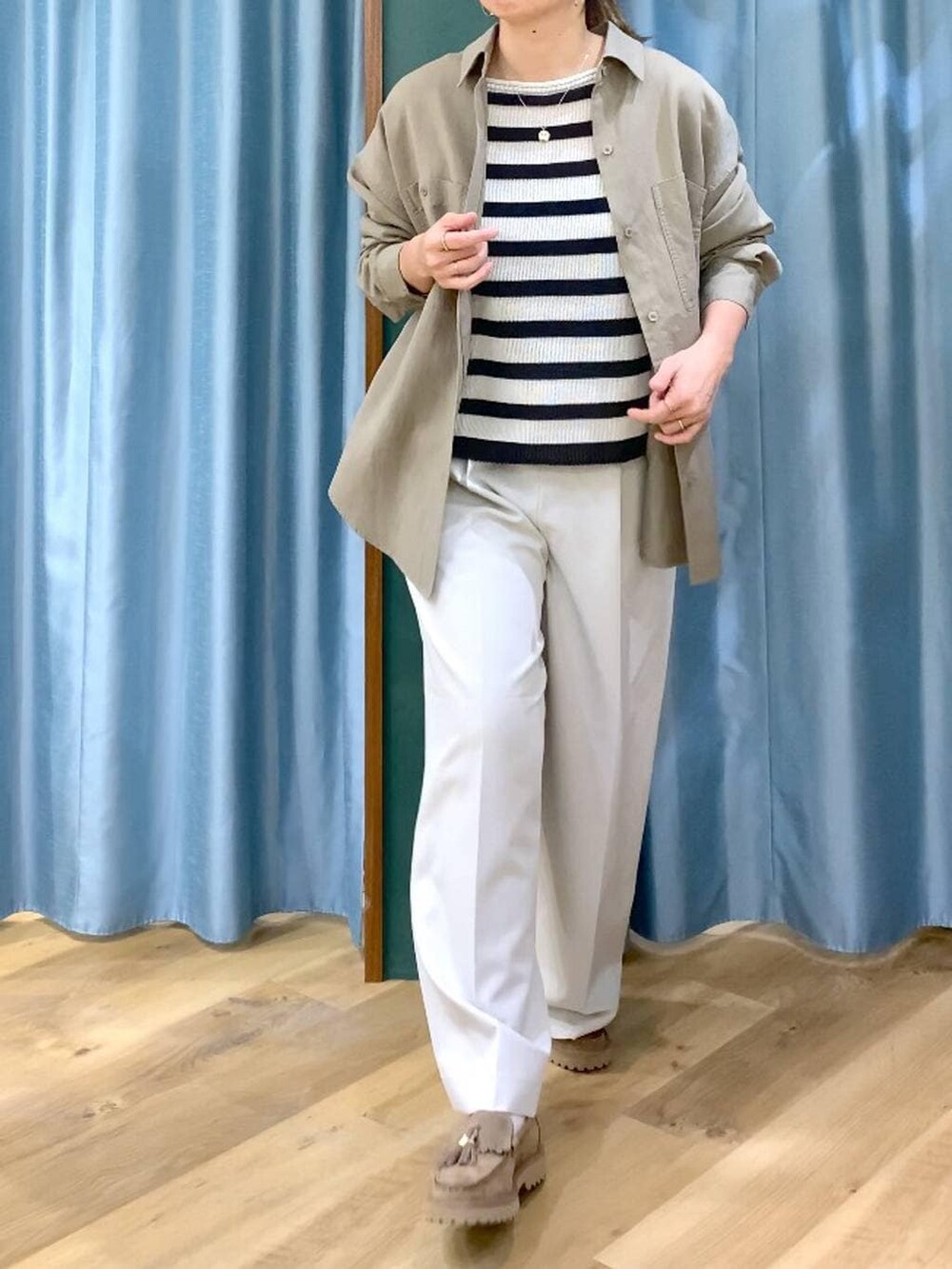 ベージュ系のローファー、グリーン系のシャツ/ブラウス、ベージュ系のニット/セーターを着用したレディースの春コーディネートの6枚目の写真