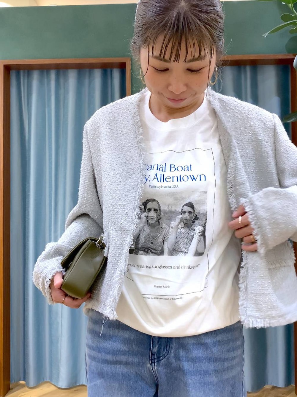 ブルー系のデニムパンツ、グレー系のノーカラージャケット、ホワイト系のTシャツ/カットソーを着用したレディースの冬コーディネートの4枚目の写真