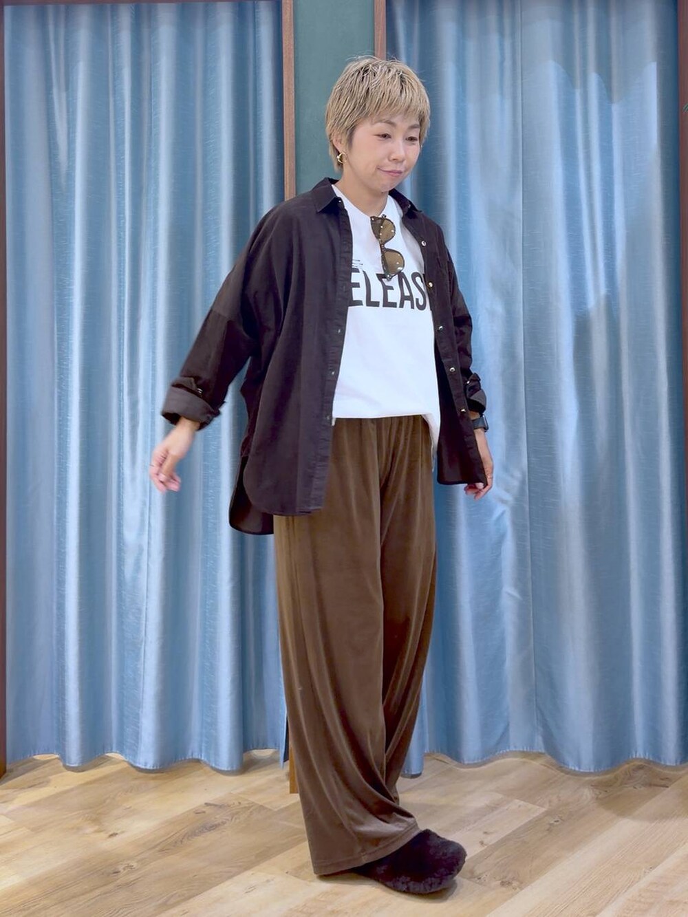 ブラウン系のその他シューズ、ホワイト系のTシャツ/カットソー、ブラウン系のシャツ/ブラウスを着用したレディースの秋コーディネートの3枚目の写真