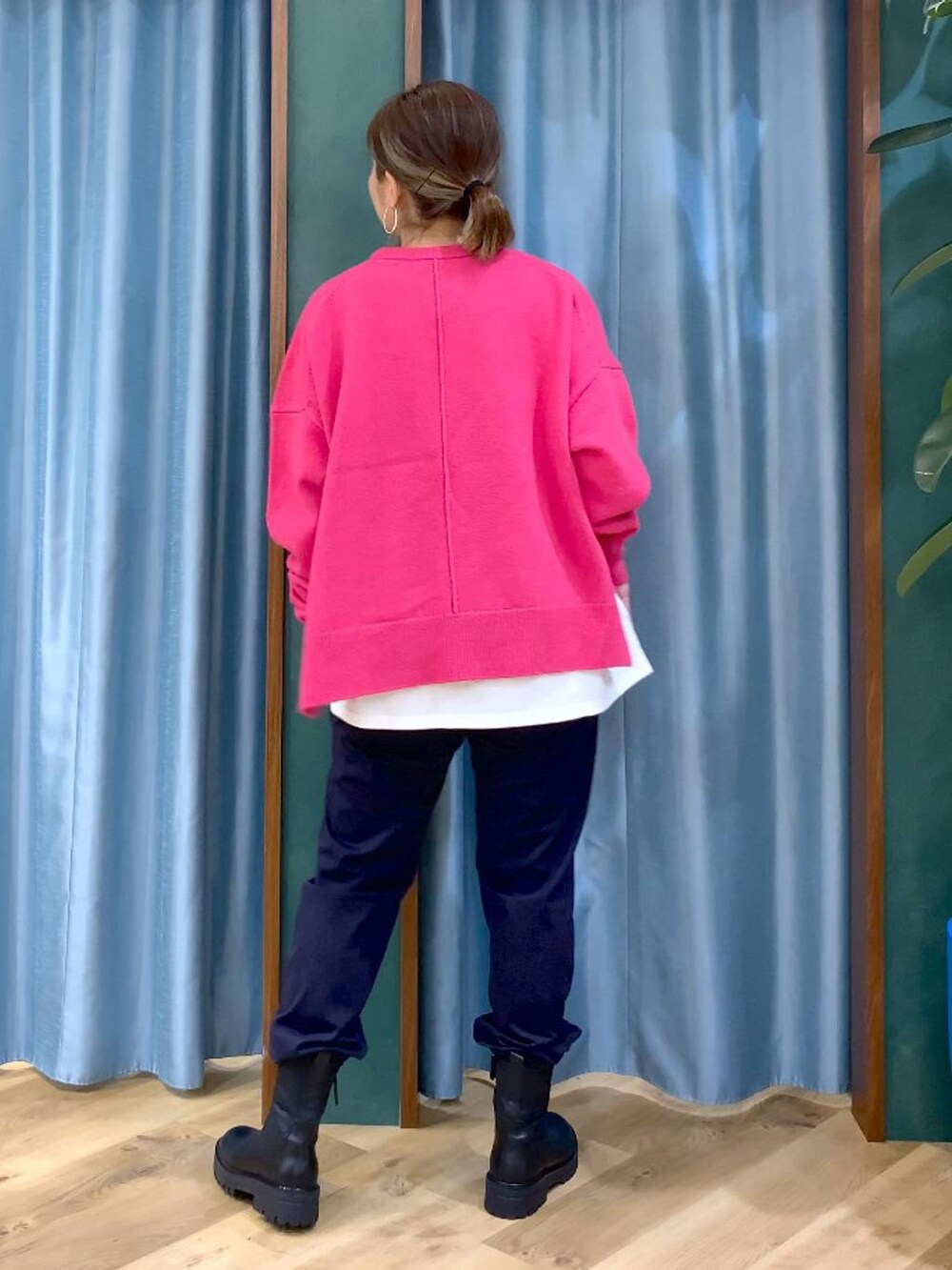 ブラック系のブーツ、ブルー系のその他パンツ、ピンク系のニット/セーターを着用したレディースの冬コーディネートの7枚目の写真