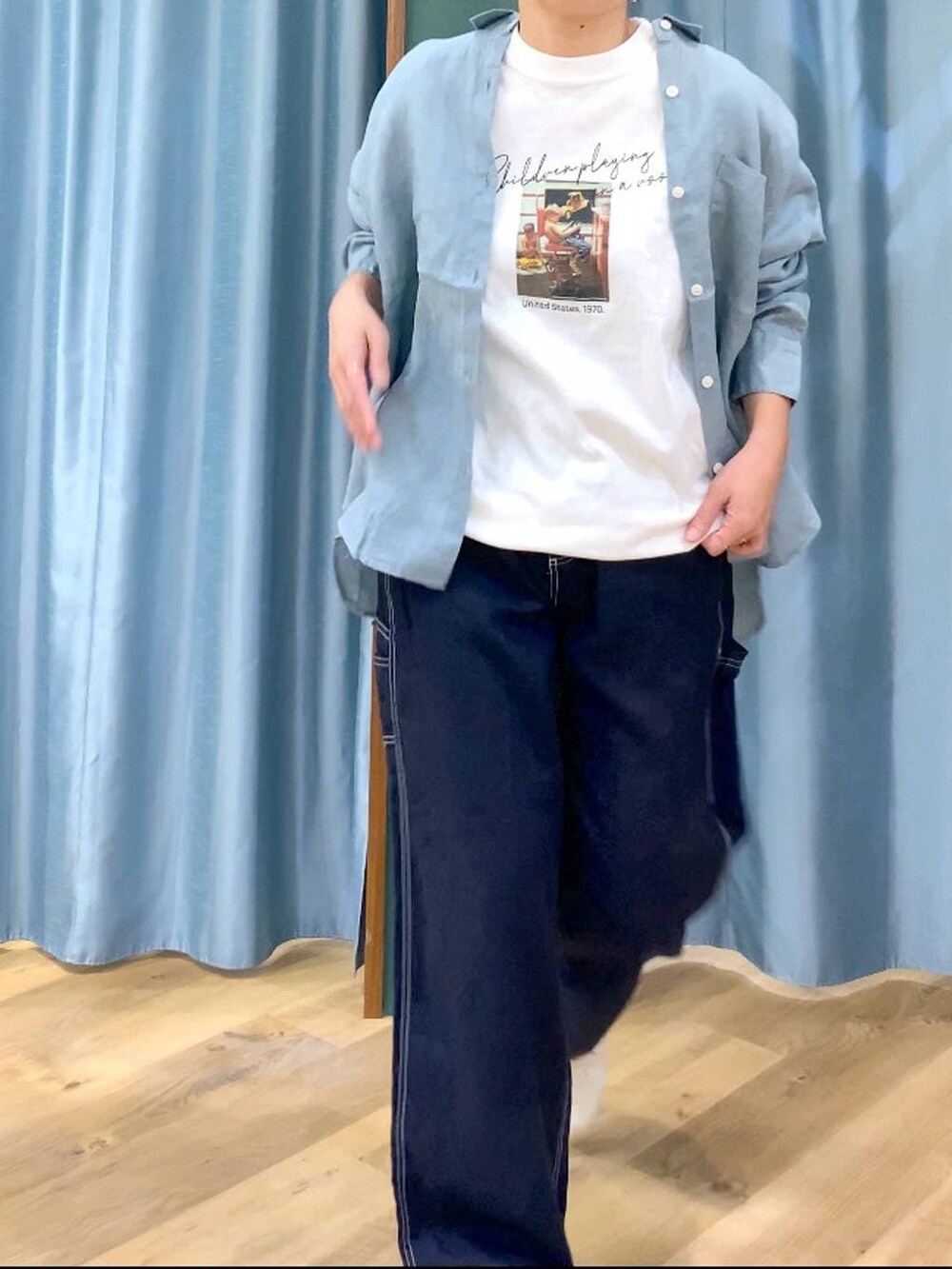 グリーン系のシャツ/ブラウス、ブルー系のその他パンツ、ホワイト系のTシャツ/カットソーを着用したレディースの春コーディネートの9枚目の写真