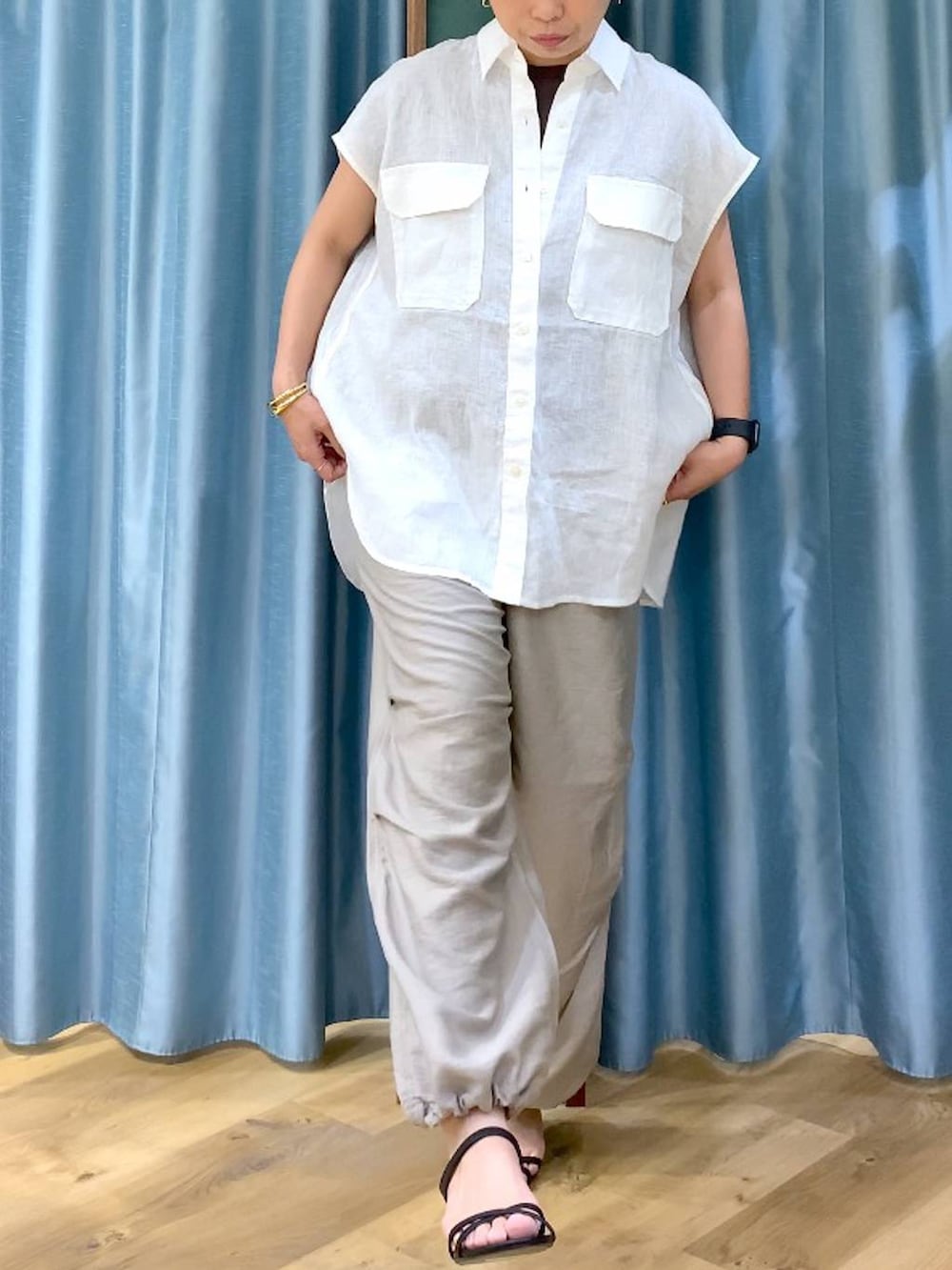 ブラック系のサンダル、ベージュ系のその他パンツ、ブラウン系のTシャツ/カットソーを着用したレディースの夏コーディネートの4枚目の写真