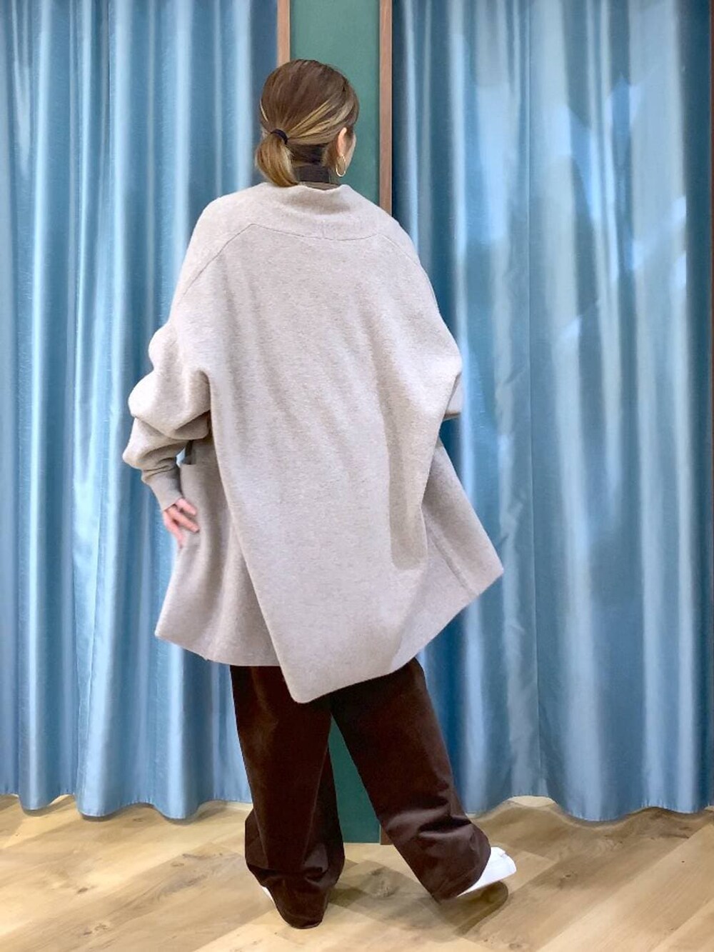 ベージュ系のカーディガン/ボレロ、ブラウン系のその他パンツ、ブラウン系のシャツ/ブラウスを着用したレディースの冬コーディネートの7枚目の写真