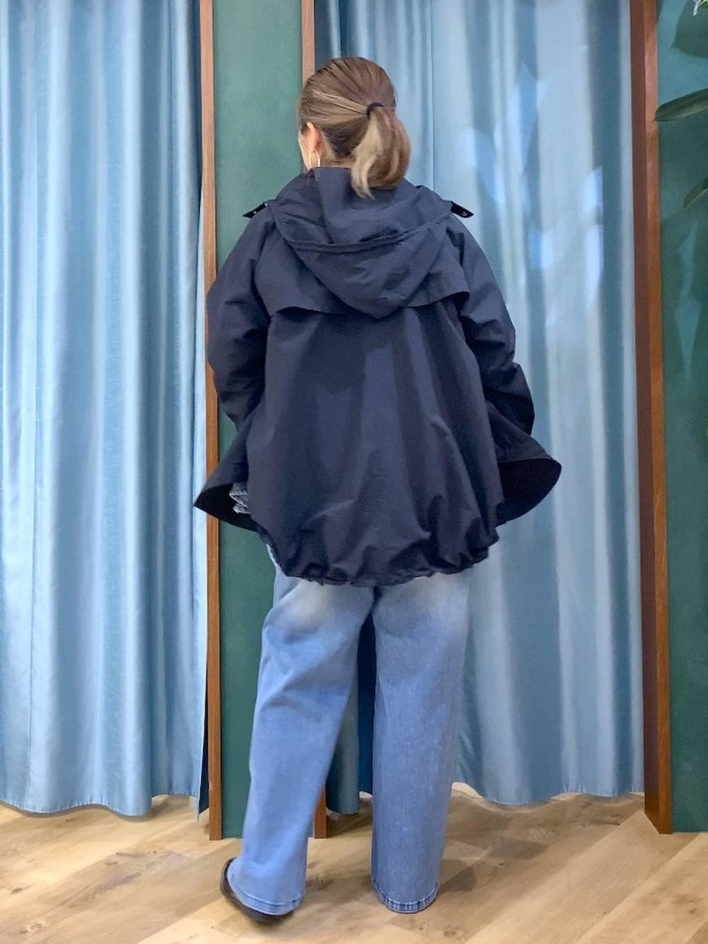 ブルー系のシャツ/ブラウス、ブルー系のデニムパンツ、ブラック系のローファーを着用したレディースの春コーディネートの6枚目の写真