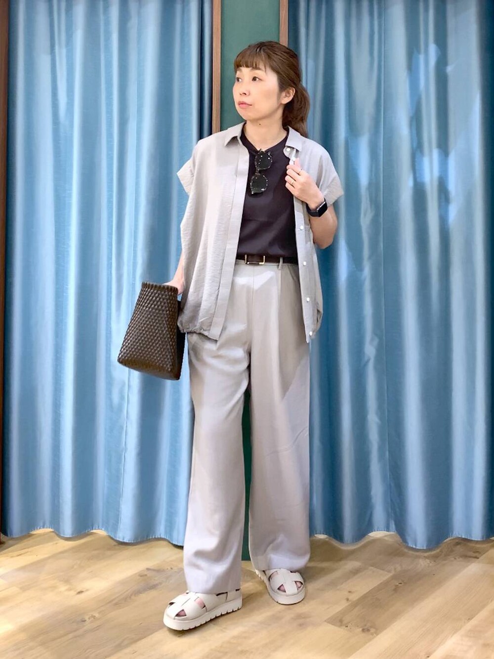 ブラウン系のTシャツ/カットソー、ベージュ系のシャツ/ブラウス、ベージュ系のその他パンツを着用したレディースの春コーディネートの2枚目の写真