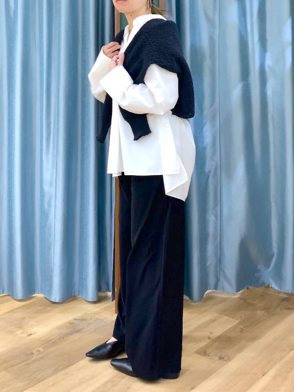 ブラック系のスラックス、ブラック系のカーディガン/ボレロ、ブラック系のパンプスを着用したレディースの春コーディネートの6枚目の写真