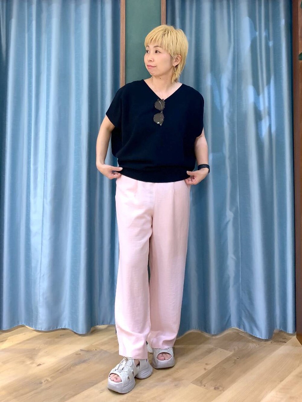 ブラック系のニット/セーター、グレー系のサンダル、ピンク系のその他パンツを着用したレディースの春コーディネートの2枚目の写真