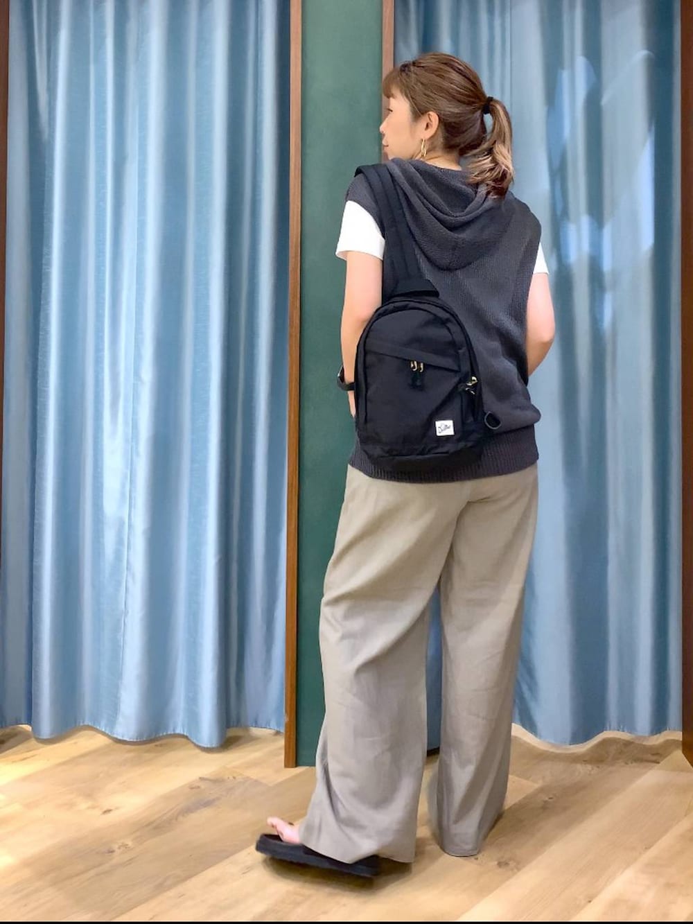 グレー系のニット/セーター、ブラウン系のその他パンツ、ブラック系のサンダルを着用したレディースの春コーディネートの5枚目の写真
