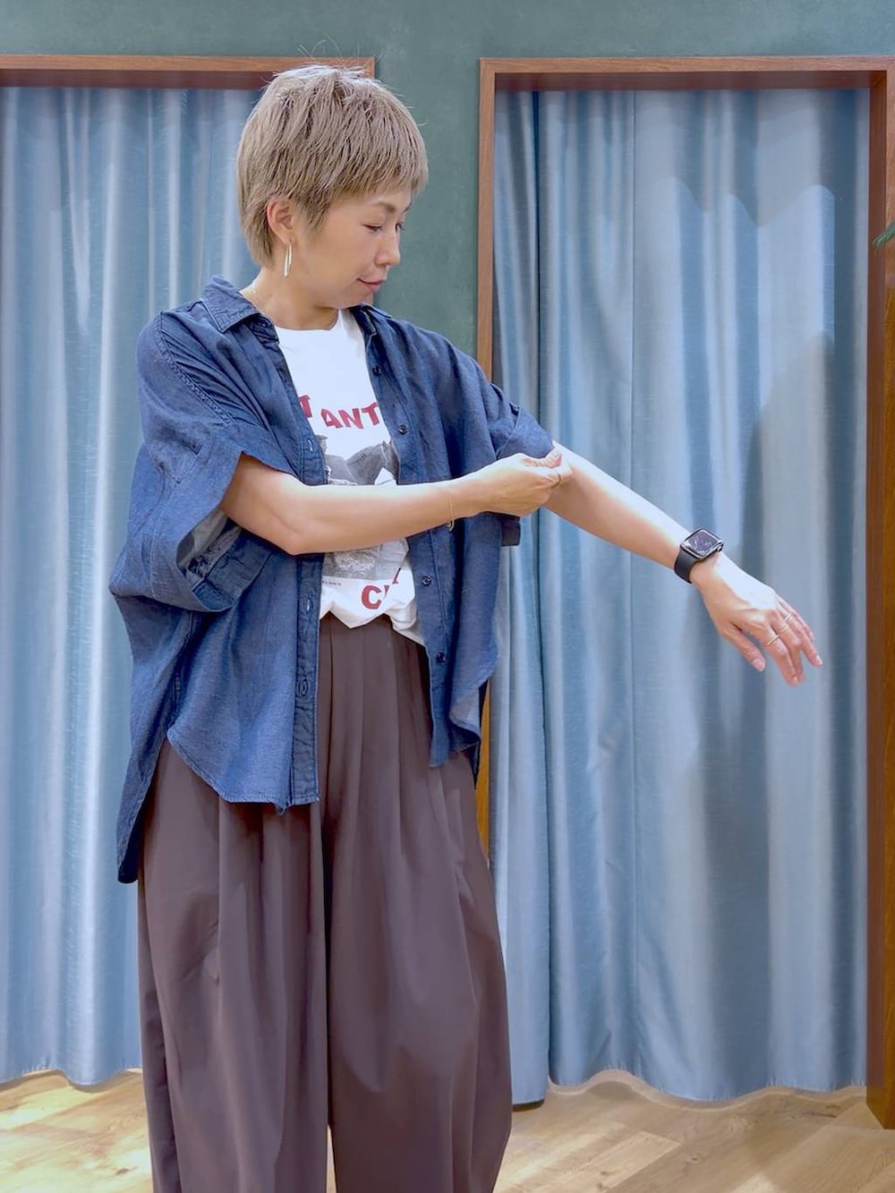ホワイト系のTシャツ/カットソー、ブラウン系のその他パンツ、ブラウン系のサンダルを着用したレディースの夏コーディネートの7枚目の写真
