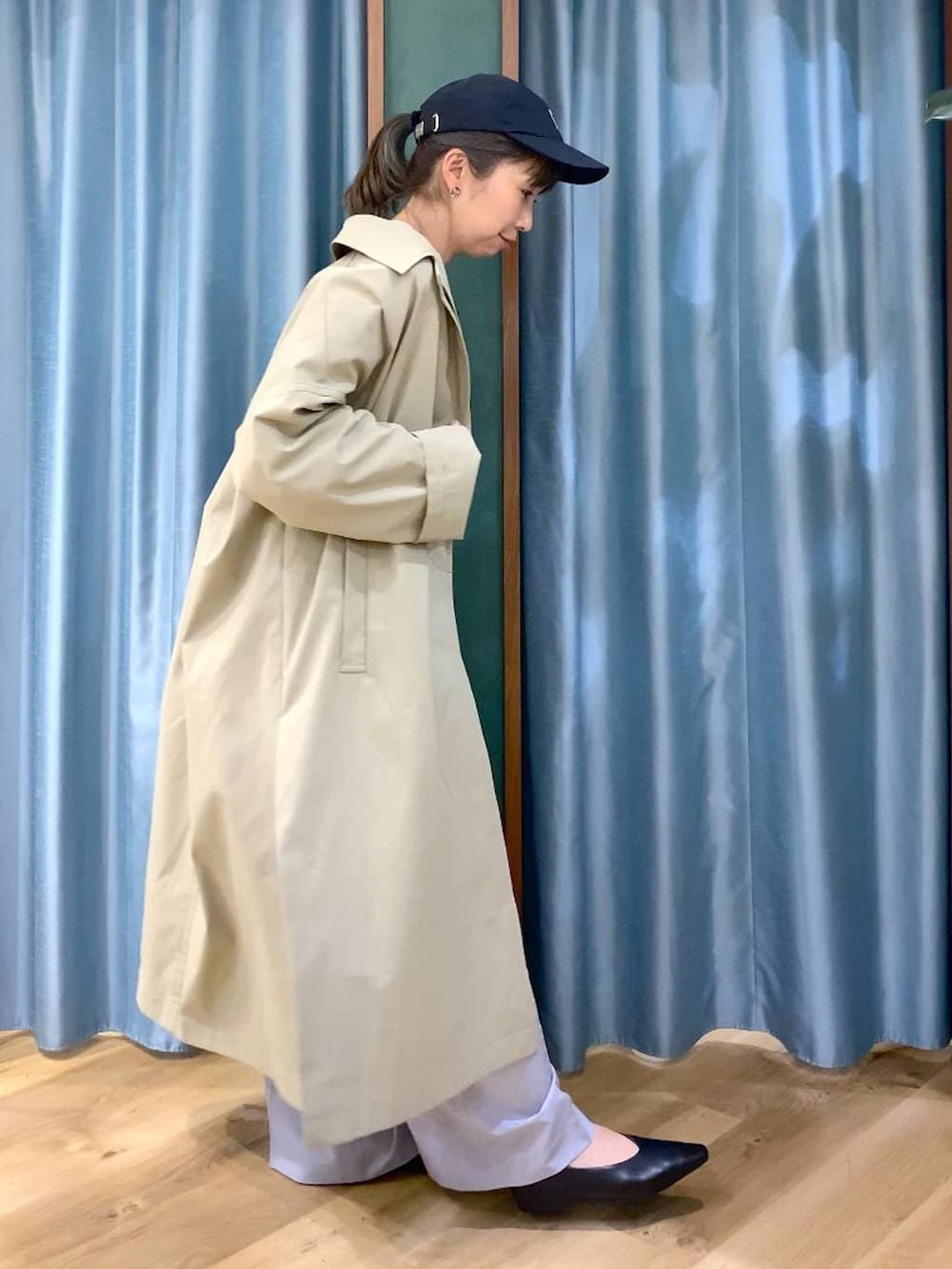 グレー系のTシャツ/カットソー、グレー系のその他パンツ、ベージュ系のステンカラーコートを着用したレディースの冬コーディネートの3枚目の写真