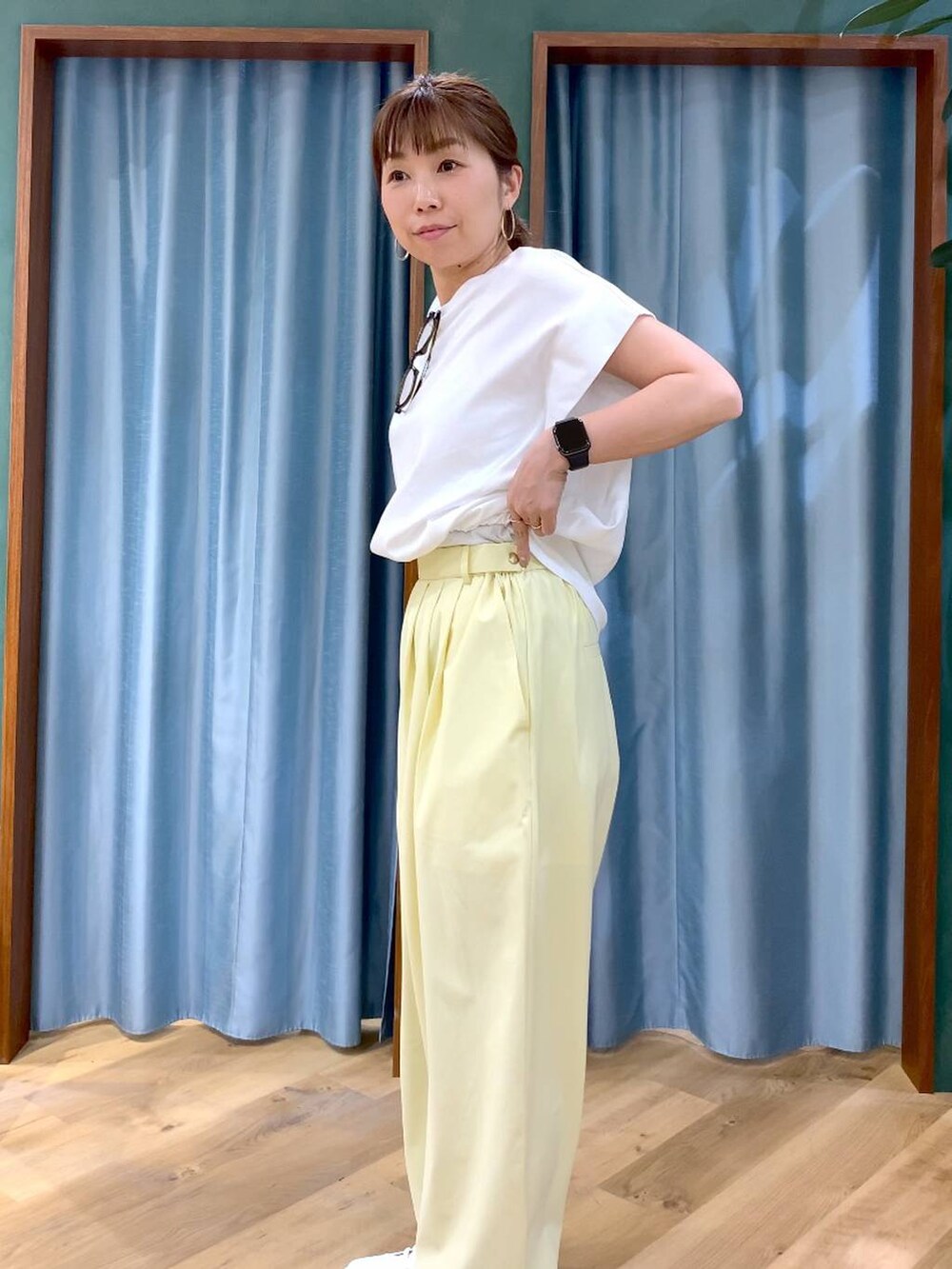ホワイト系のTシャツ/カットソー、イエロー系のその他パンツ、ホワイト系のスニーカーを着用したレディースの春コーディネートの4枚目の写真