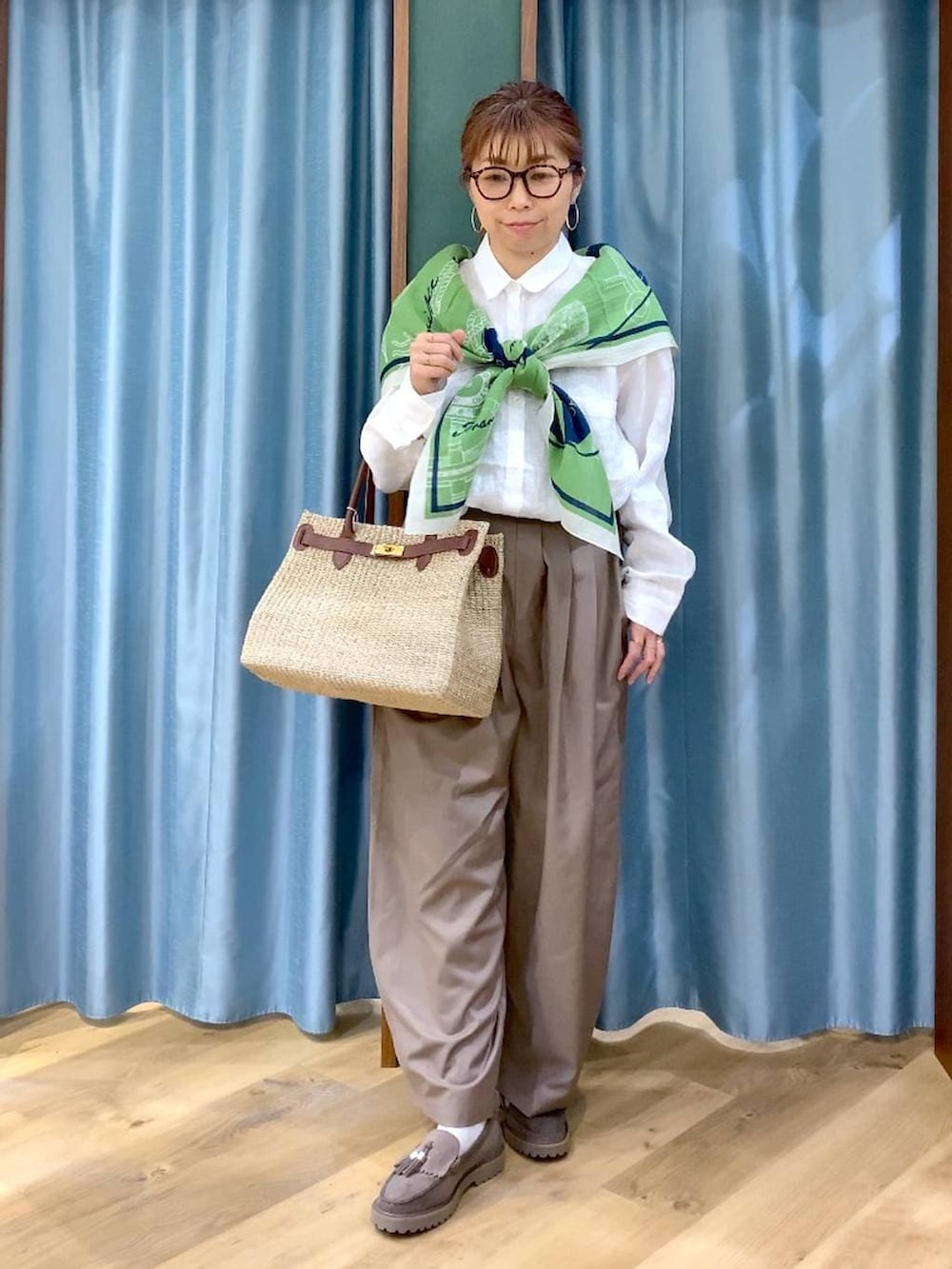 グレー系のローファー、ベージュ系のその他パンツ、ホワイト系のシャツ/ブラウスを着用したレディースの春コーディネートの2枚目の写真