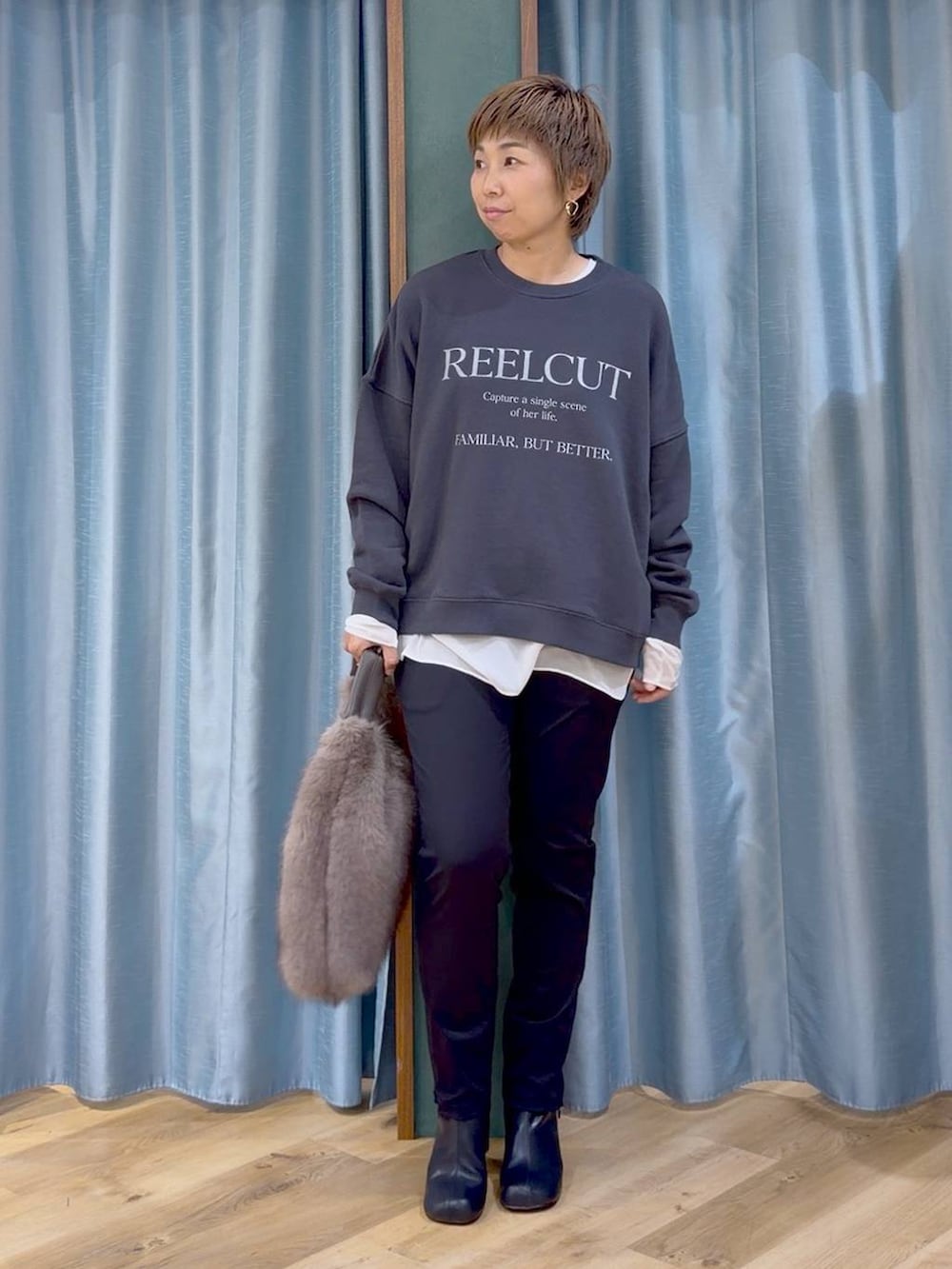 ブラック系のその他パンツ、グレー系のスウェット、ブラック系のブーツを着用したレディースの秋コーディネートの2枚目の写真